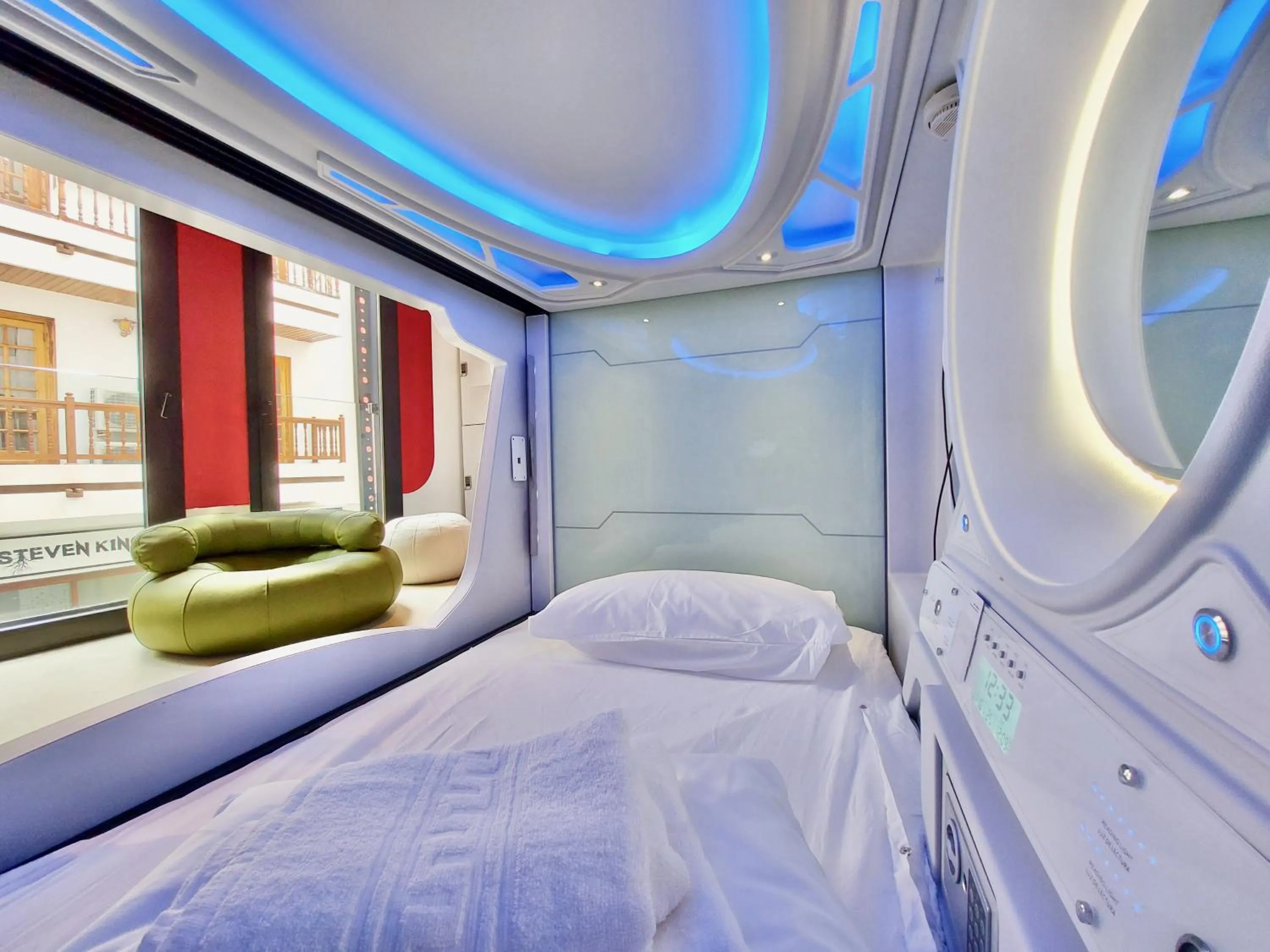 Restaurant/places to eat, Bed in Atypicap Capsule Hostel