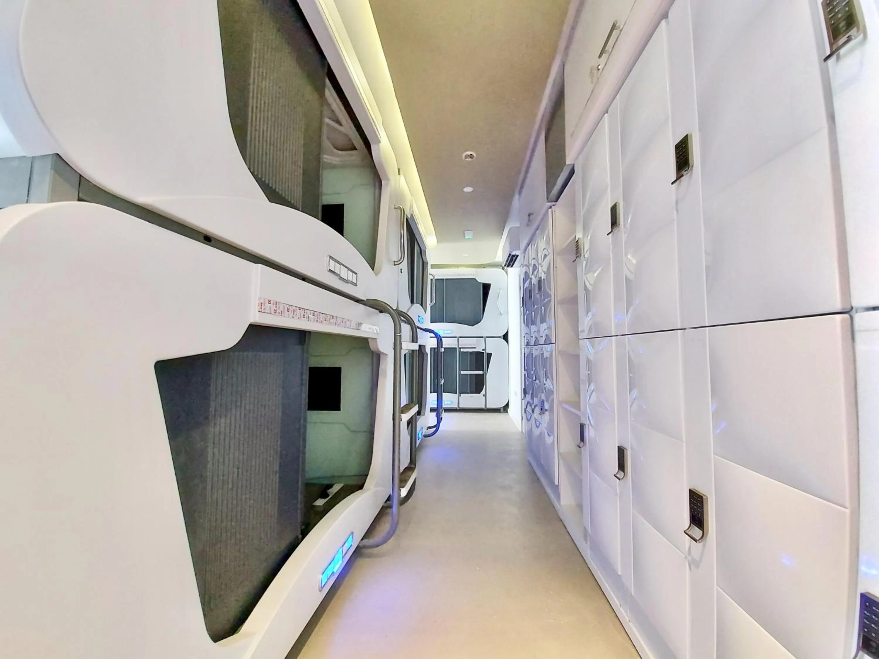 Restaurant/places to eat in Atypicap Capsule Hostel