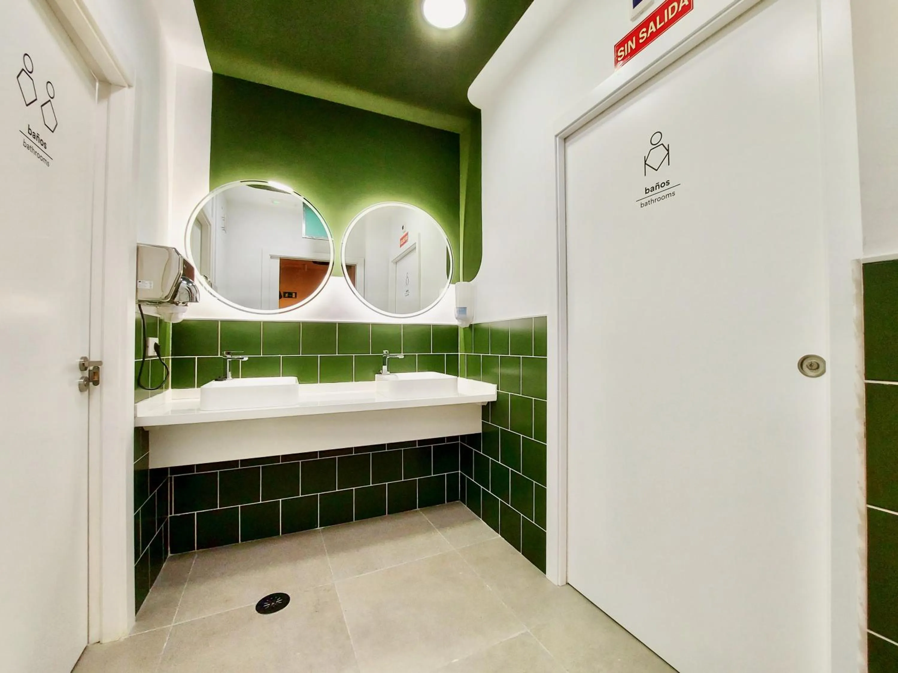 Shower in Atypicap Capsule Hostel