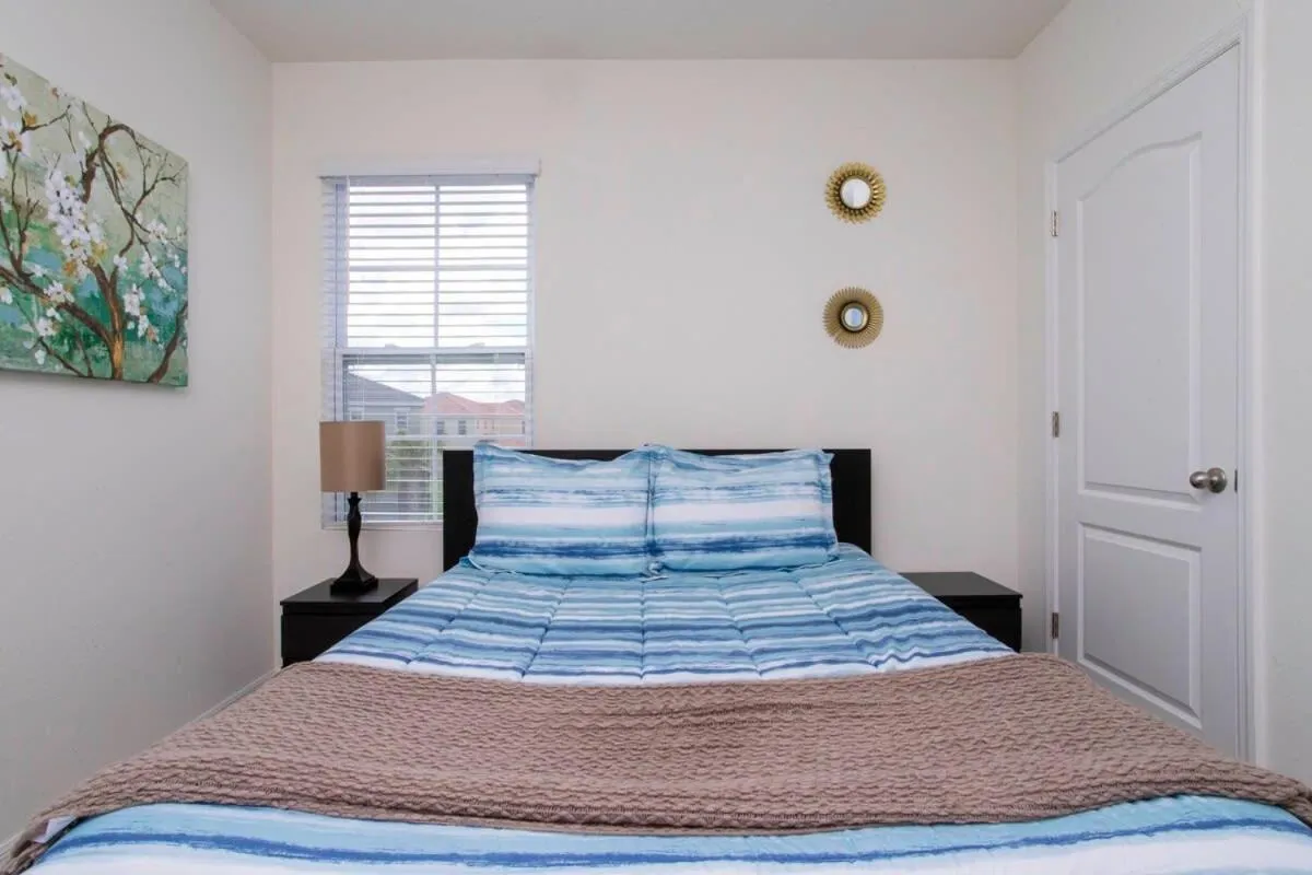 Bed in Gorgeous 5 Bd w/ Pool Close to Disney 6071