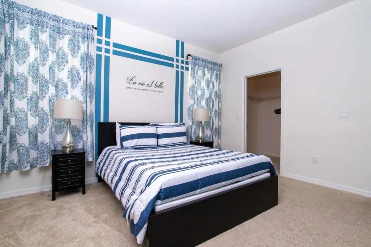 Bed in Gorgeous 5 Bd w/ Pool Close to Disney 6071