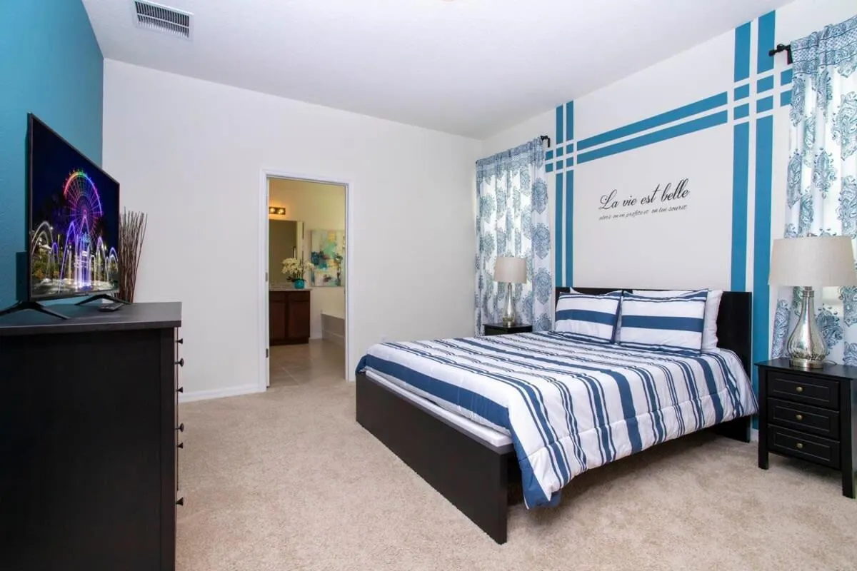 Bed in Gorgeous 5 Bd w/ Pool Close to Disney 6071