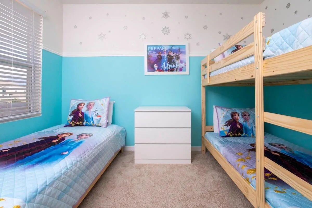 Bed in Gorgeous 5 Bd w/ Pool Close to Disney 6071