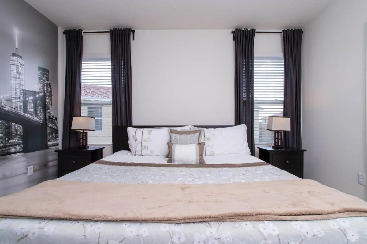 Bed in Gorgeous 5 Bd w/ Pool Close to Disney 6071