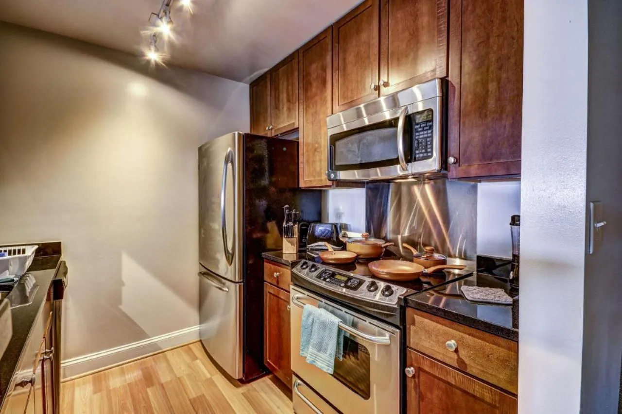 Kitchen or kitchenette in Harbor apartments Free indoor Parking