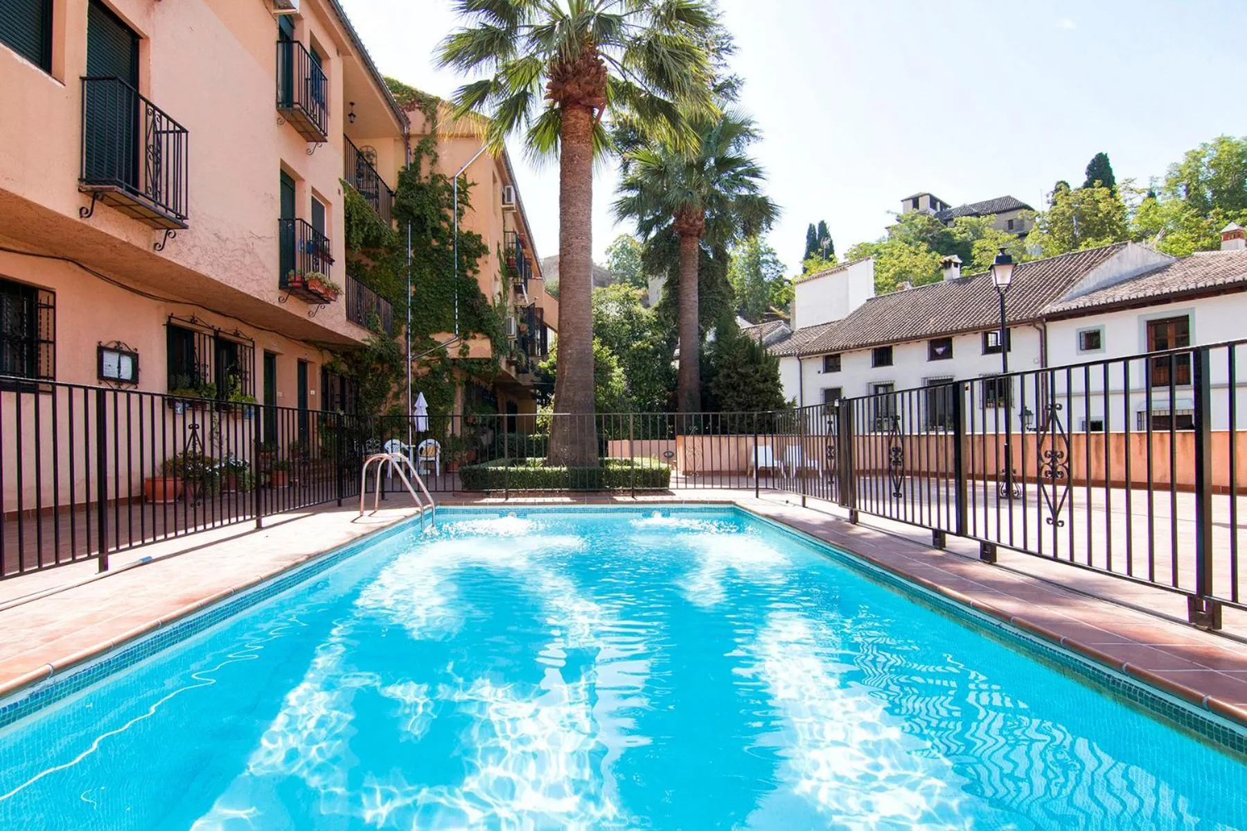 Swimming pool in Apartamento con unas maravillosas vistas a Granada