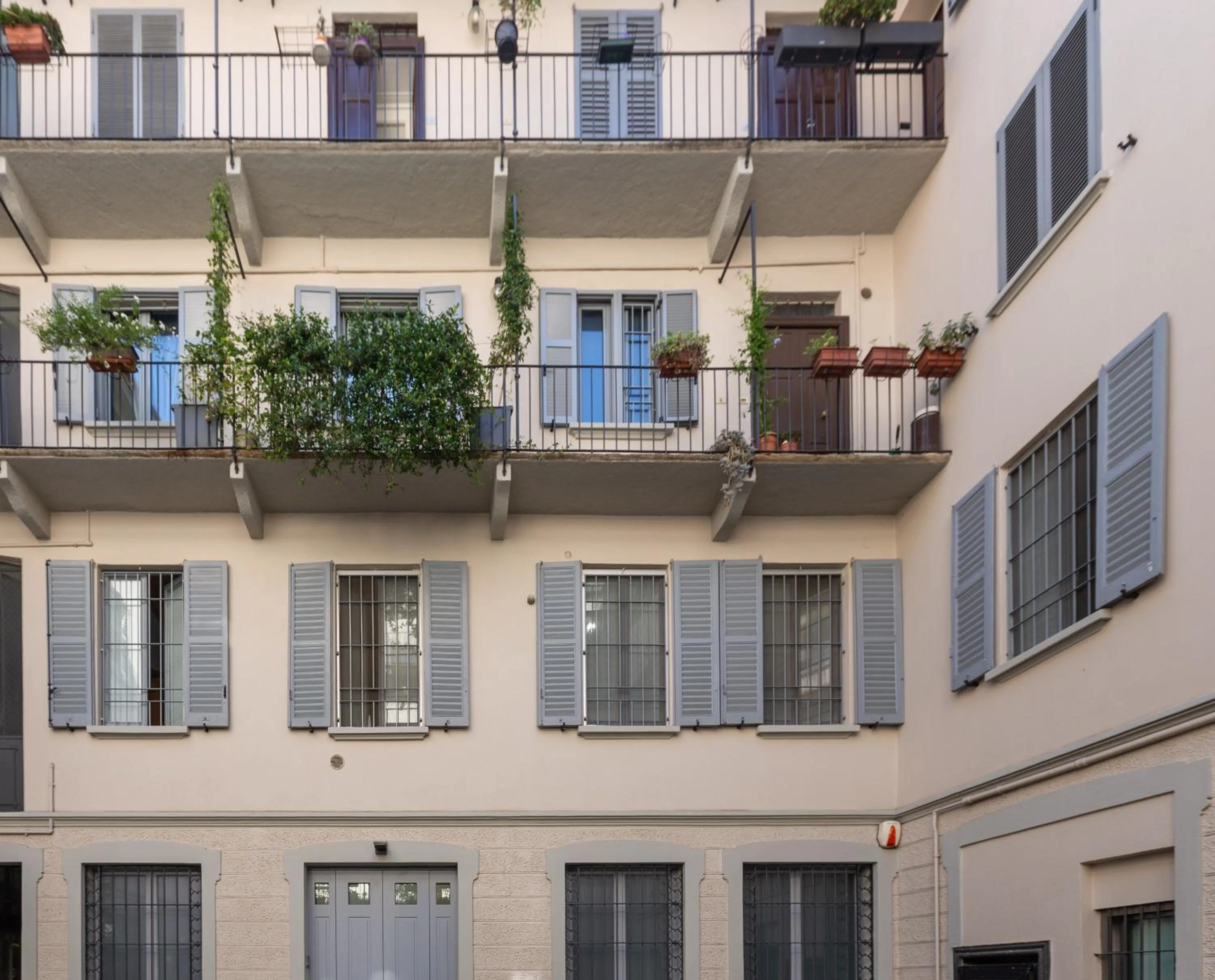 Property building in EasyTopStay - Tricolore Modern and Cozy Apartment
