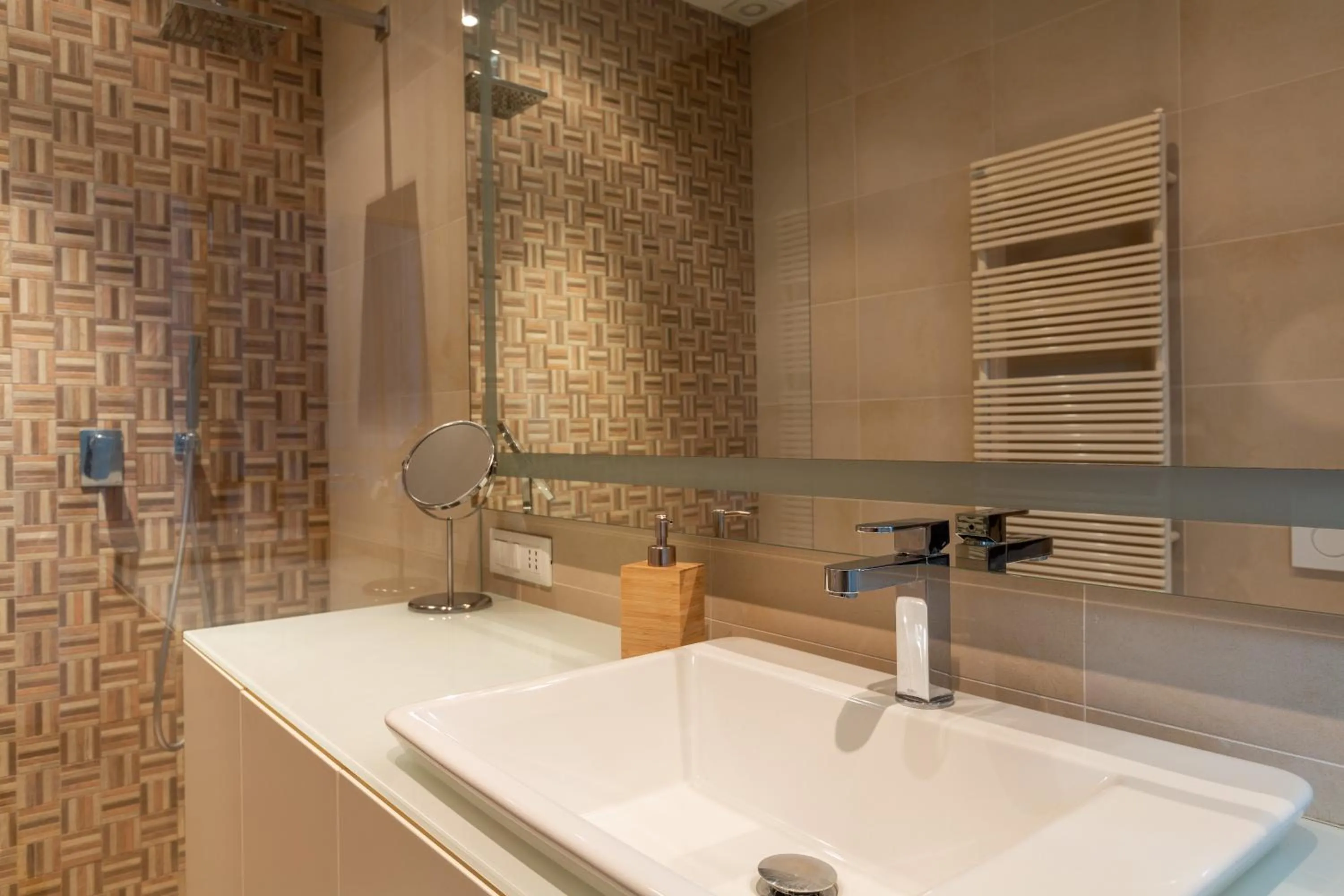 Shower in EasyTopStay - Tricolore Modern and Cozy Apartment