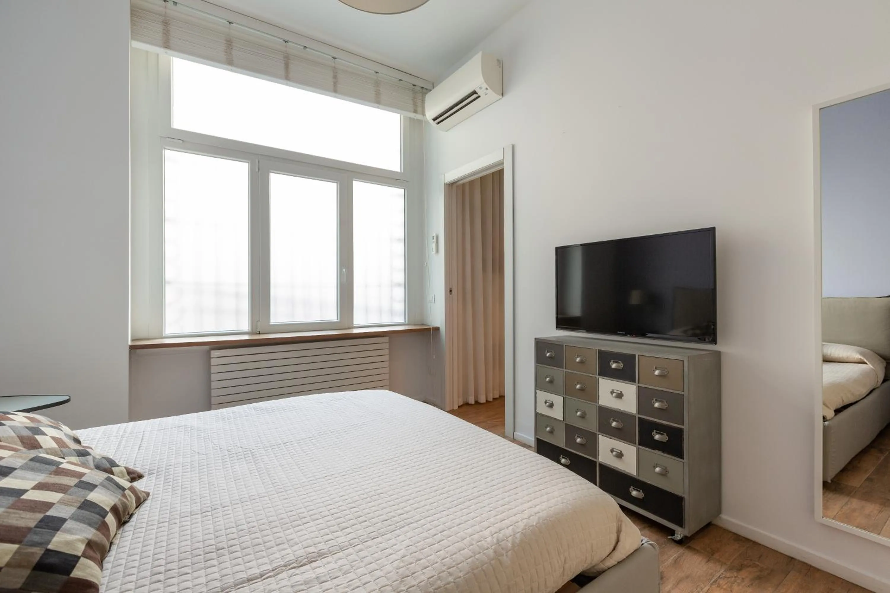 Bedroom, Bed in EasyTopStay - Tricolore Modern and Cozy Apartment