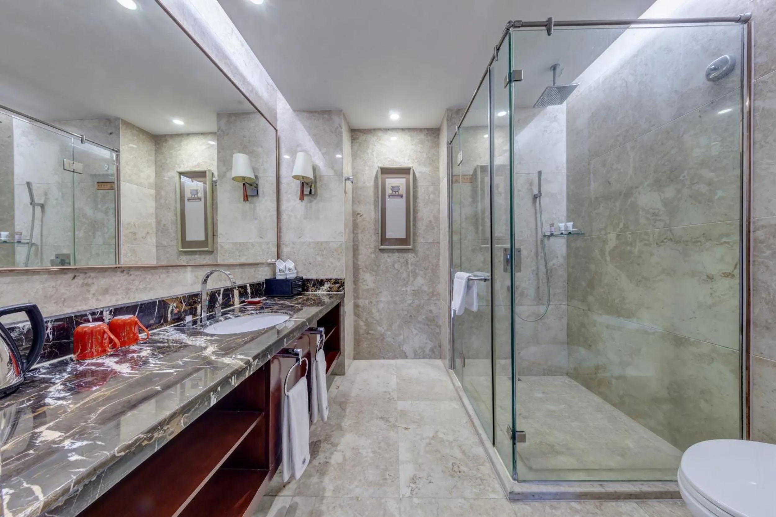 Toilet in Days Hotel & Suites China Town