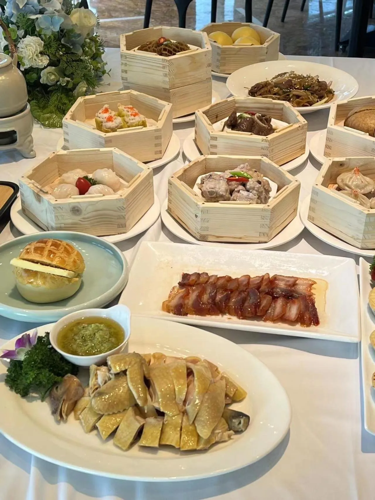 Breakfast in Days Hotel & Suites China Town