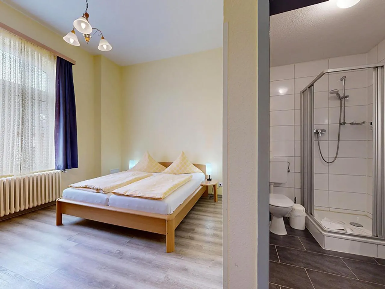 Shower, Bed in Hotel Graf Waldersee