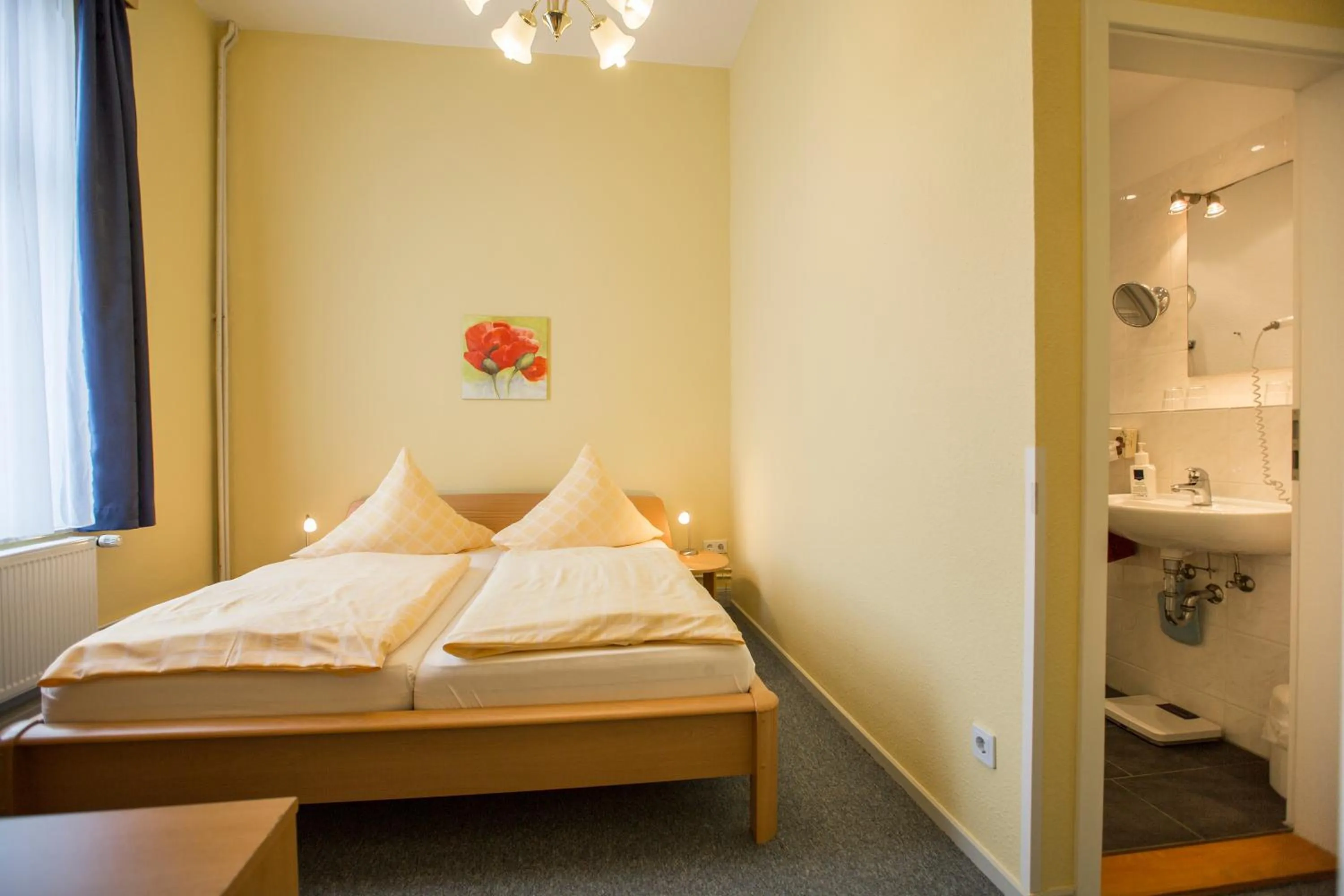 Bedroom, Bed in Hotel Graf Waldersee