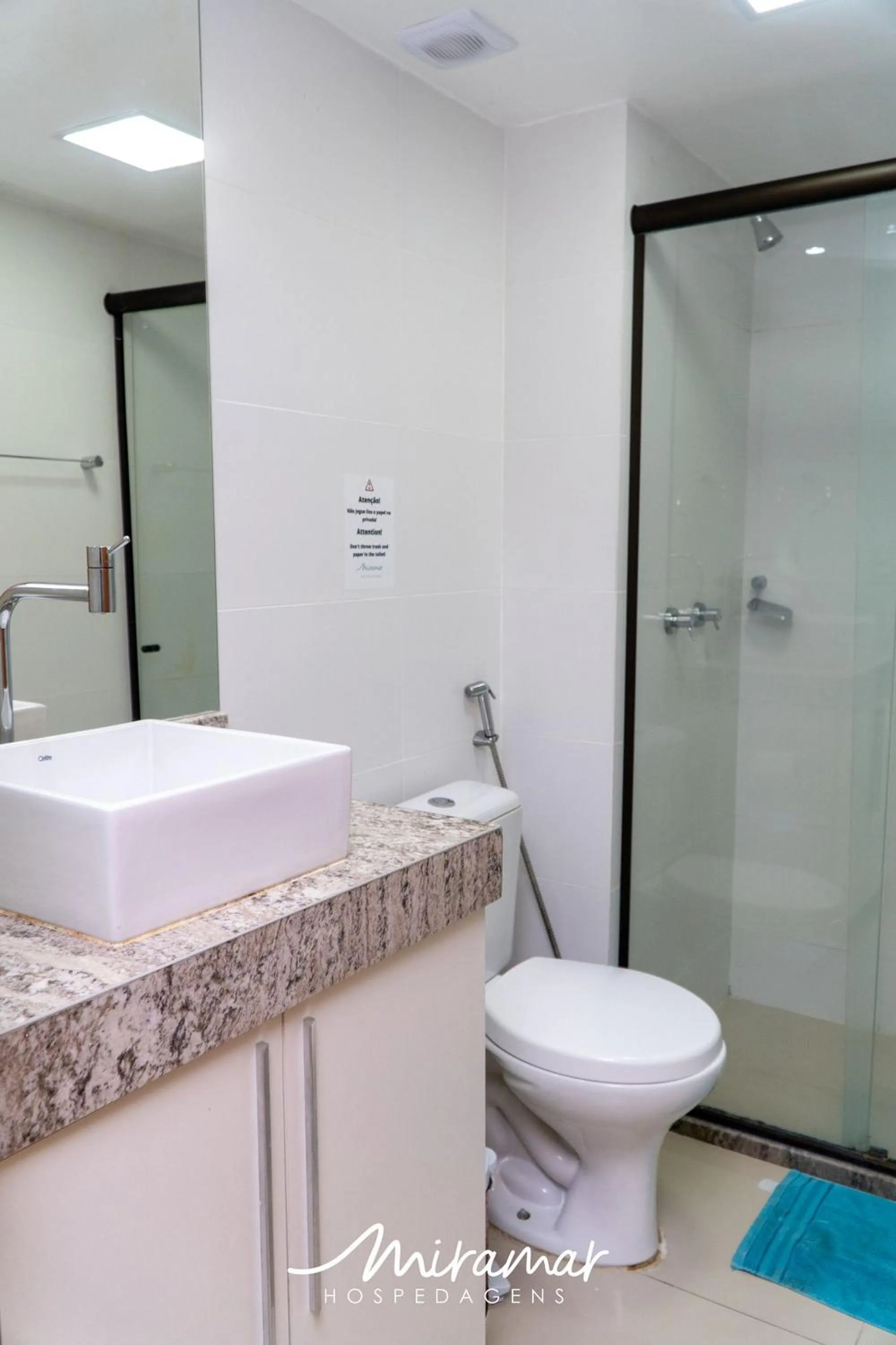 Toilet in Gold Flat - Miramar Hospedagens