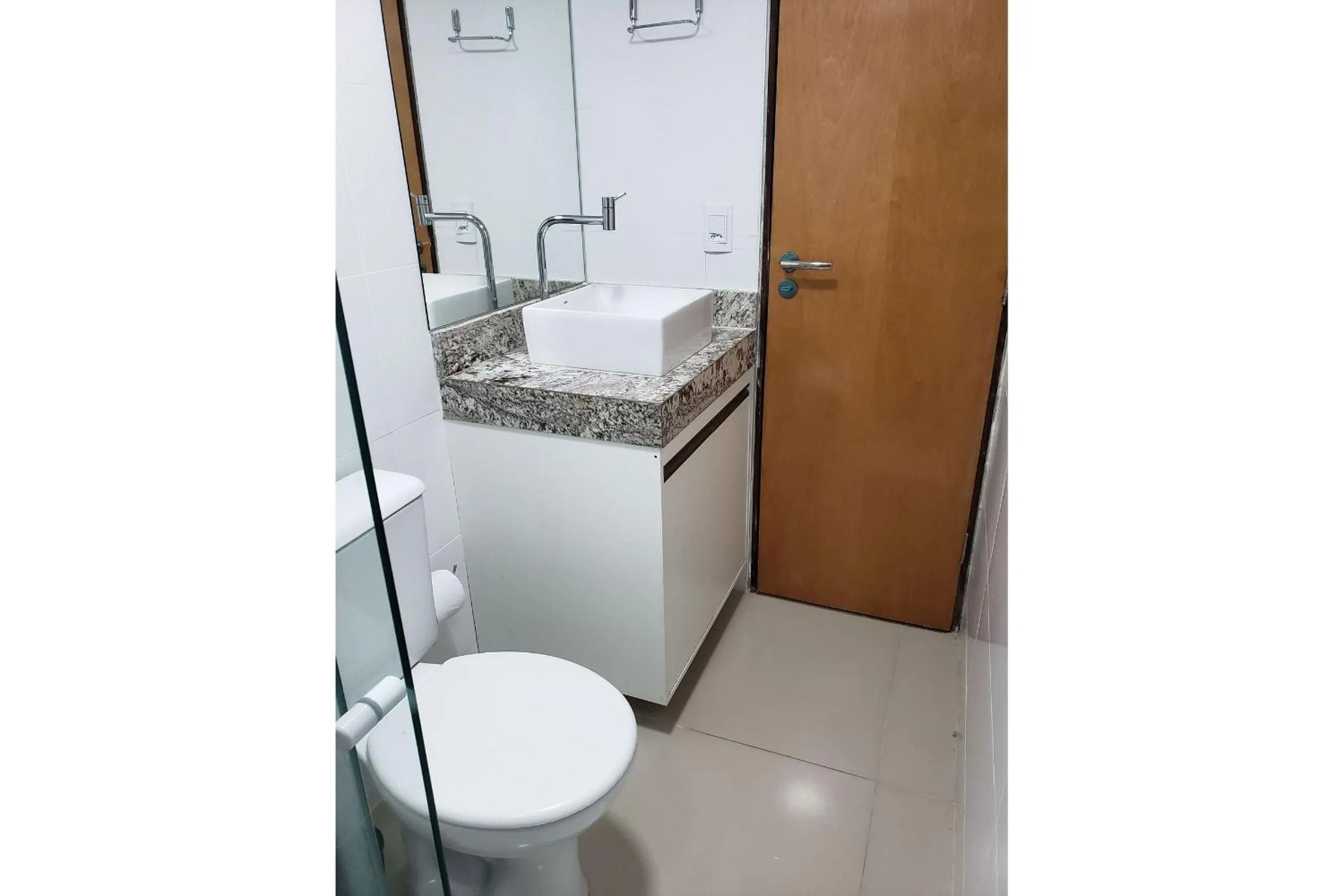 Toilet in Gold Flat - Miramar Hospedagens