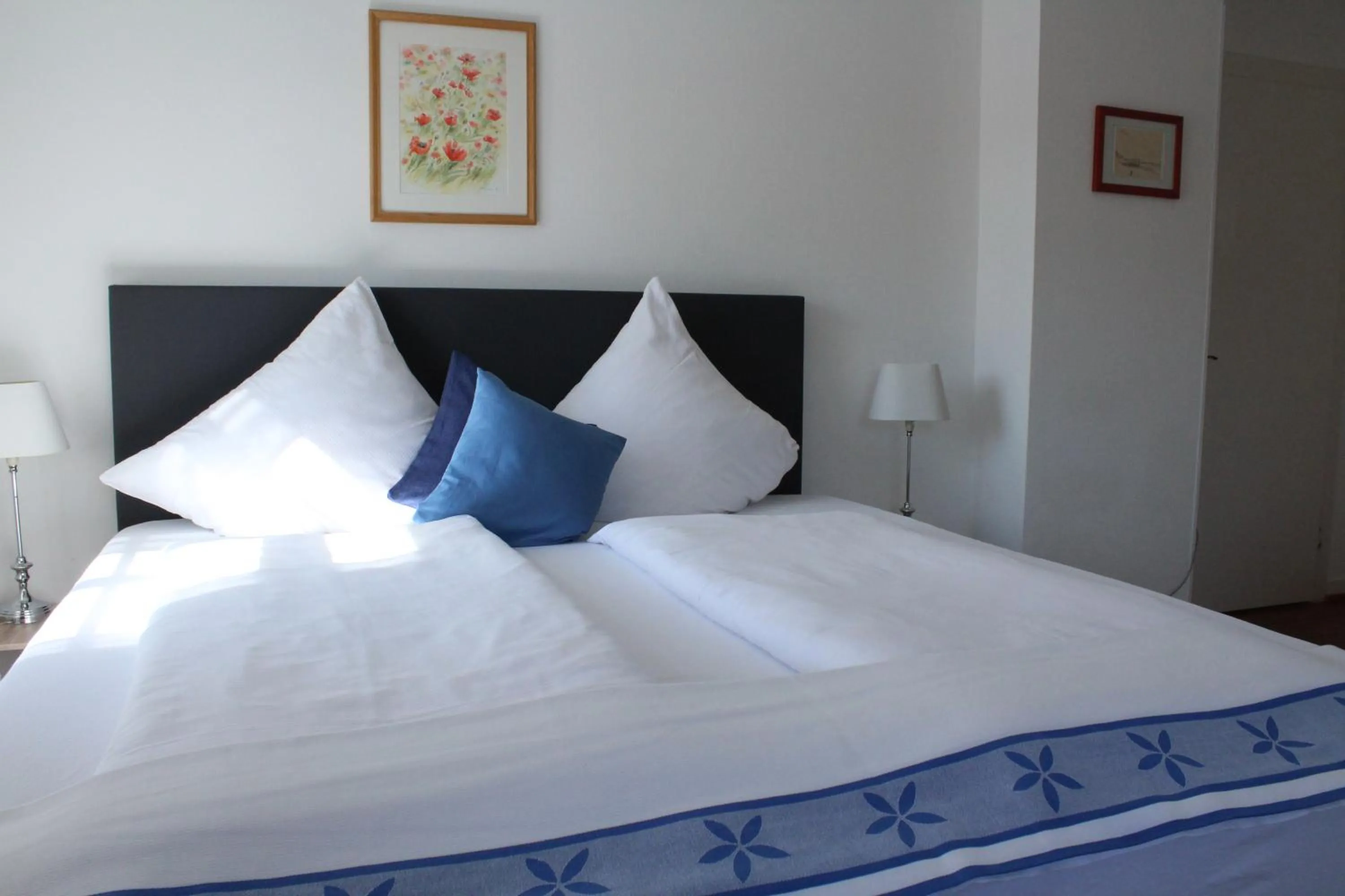 Photo of the whole room, Bed in Galerie Riesling