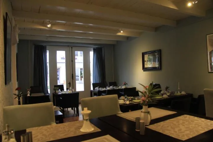 Continental breakfast in Galerie Riesling