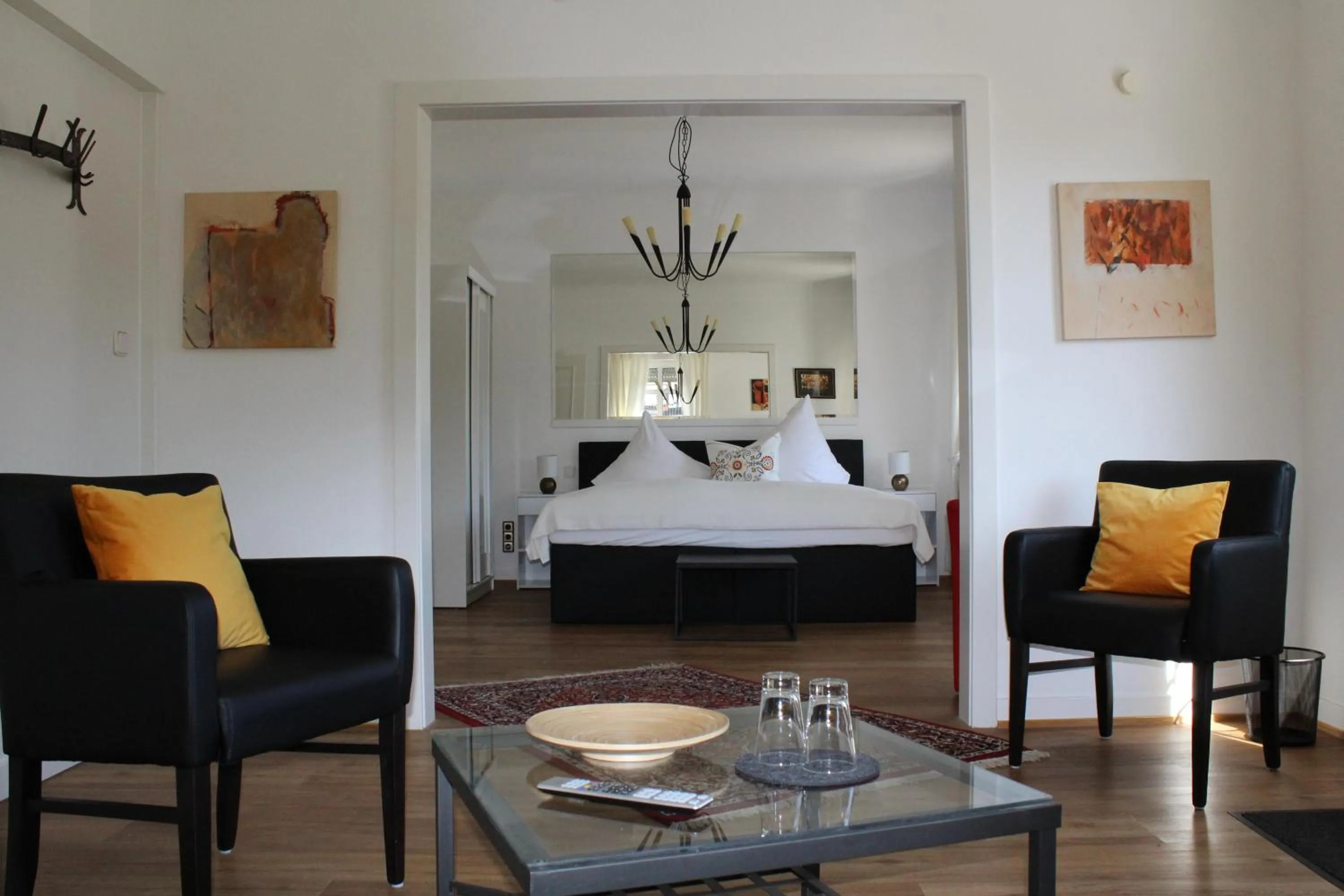 Photo of the whole room, Bed in Galerie Riesling