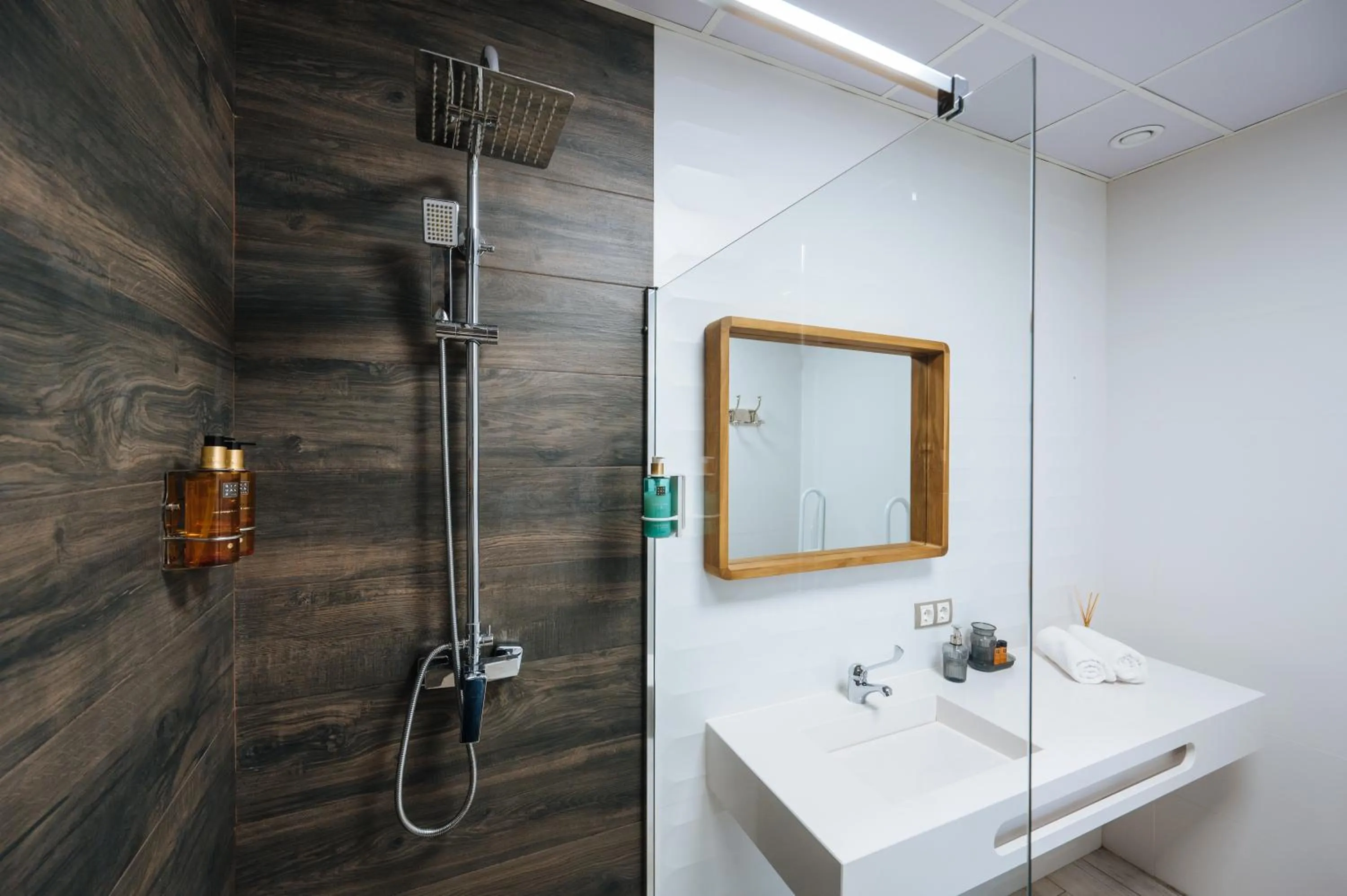 Shower in Apartamentos "El Escondite de Triana"