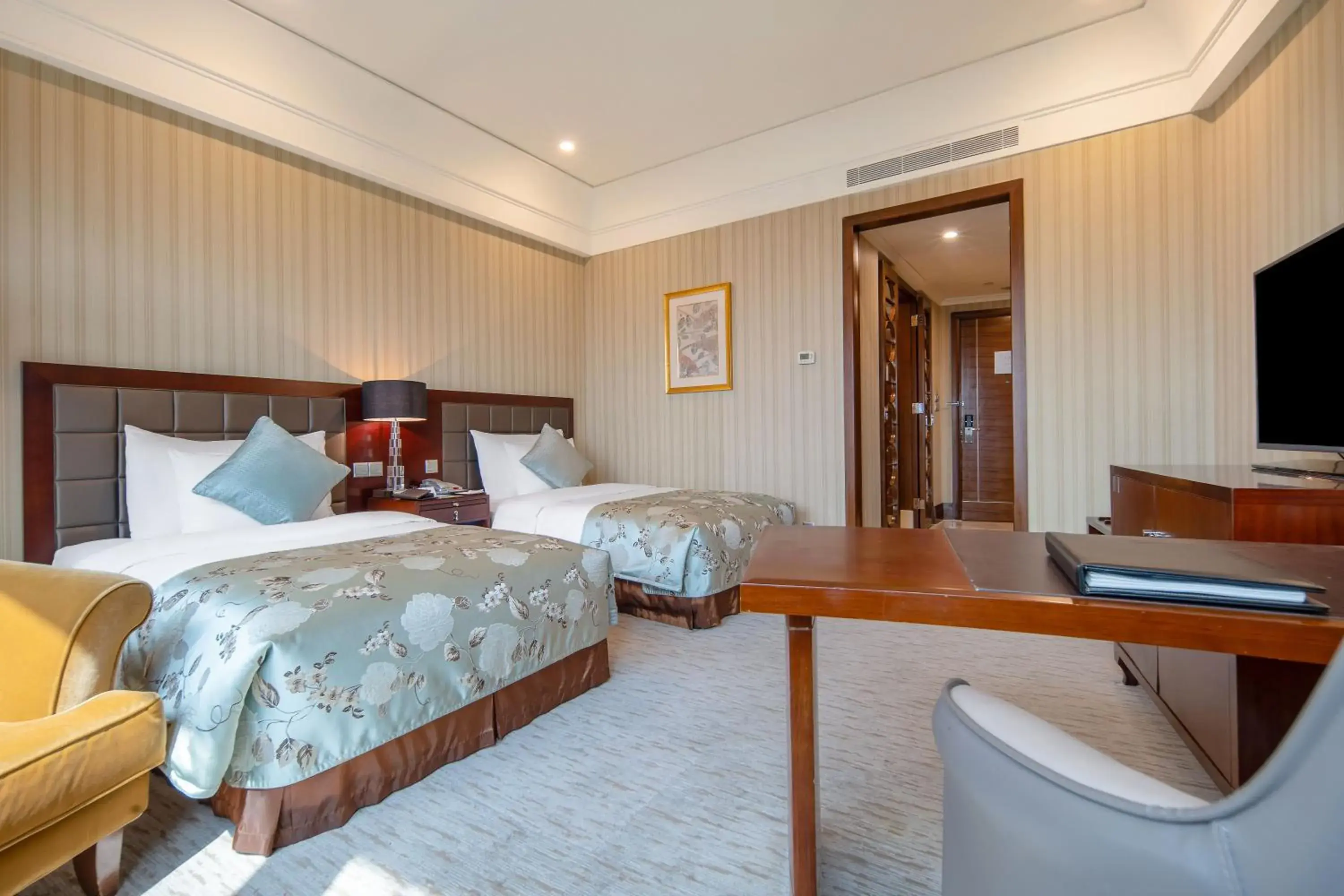 Photo of the whole room, Bed in Wuhan Jin Jiang International Hotel Photo of the whole room, Bed in Wuhan Jin Jiang International Hotel