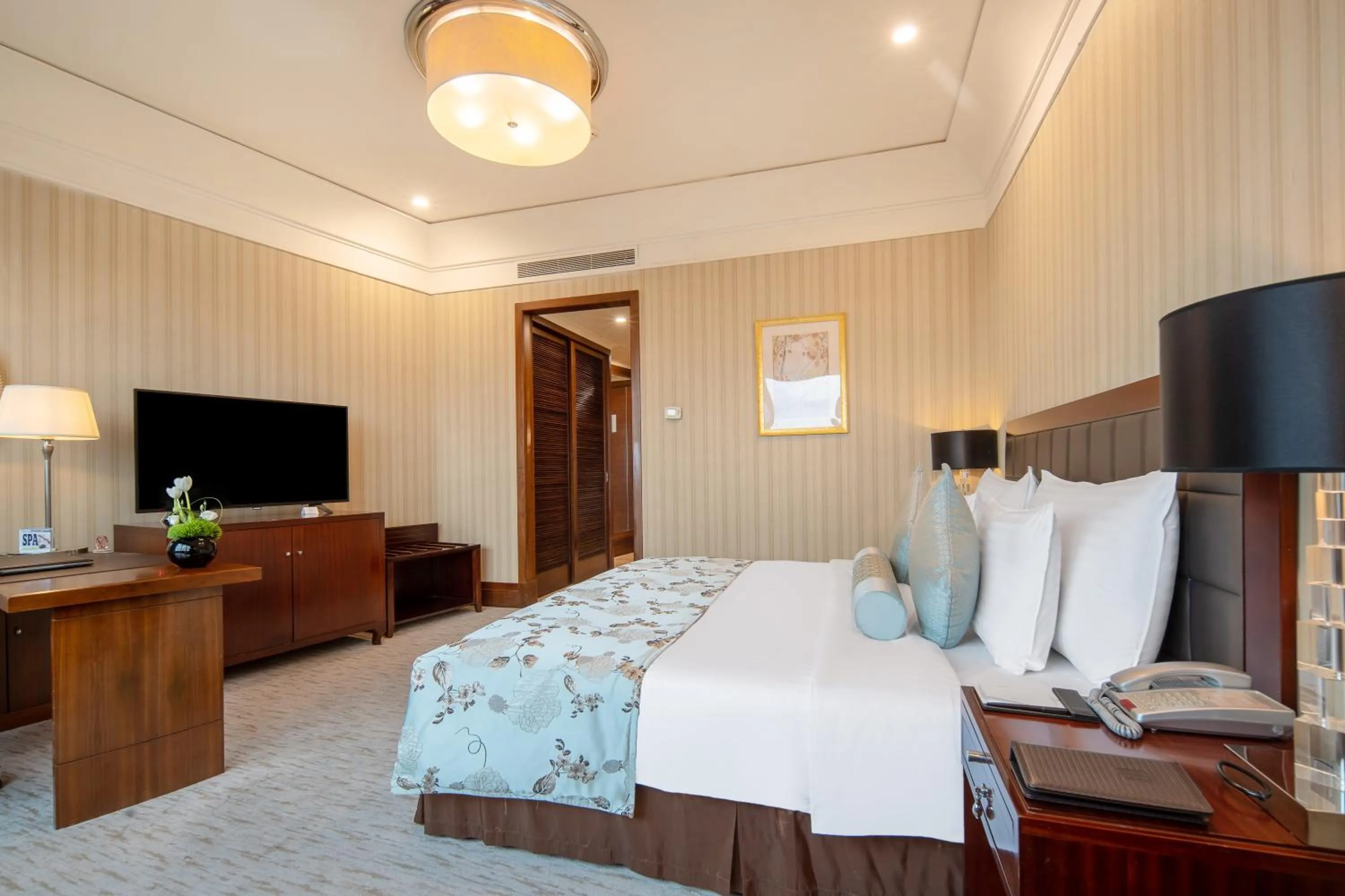 Photo of the whole room, Bed in Wuhan Jin Jiang International Hotel