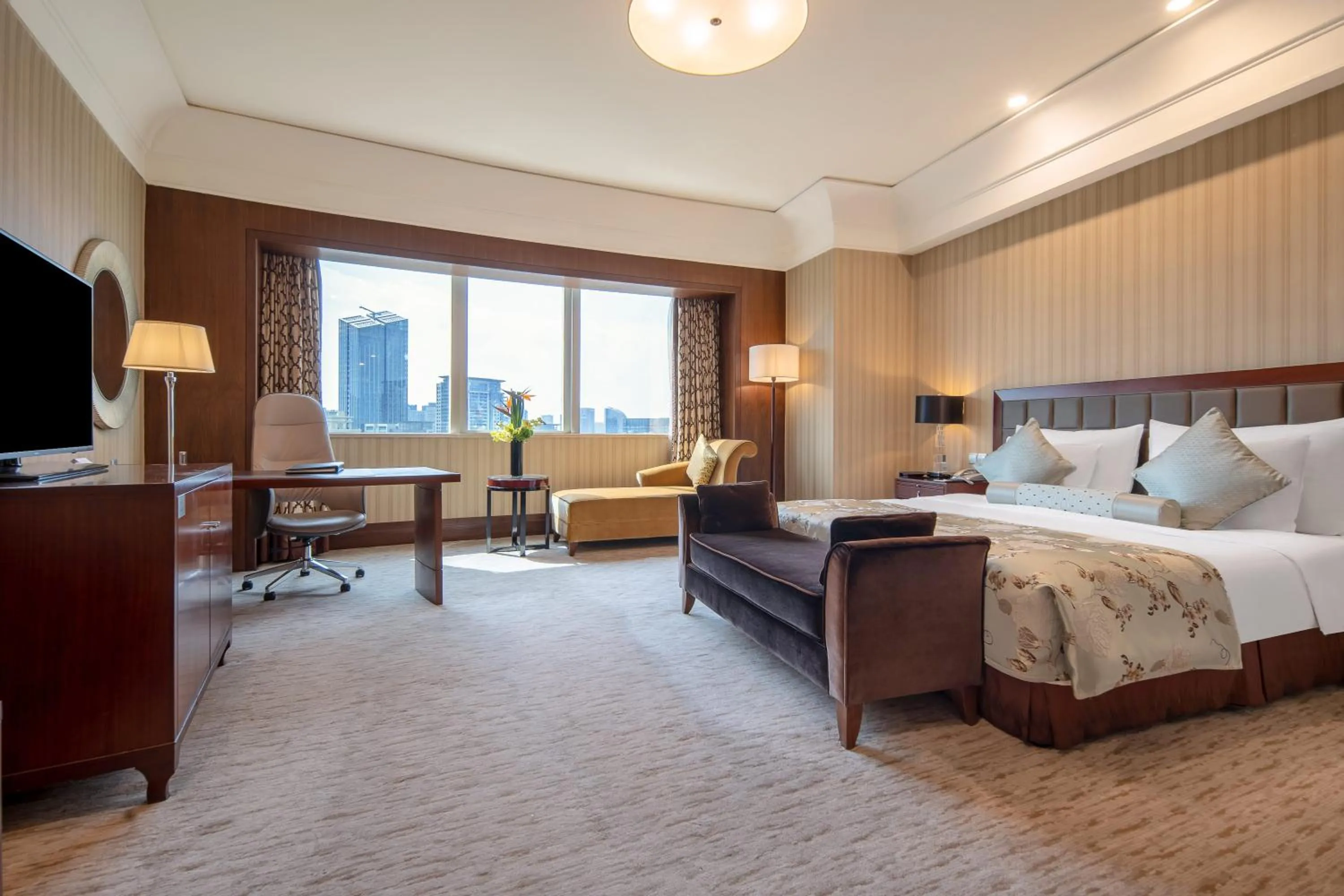 Photo of the whole room, Bed in Wuhan Jin Jiang International Hotel