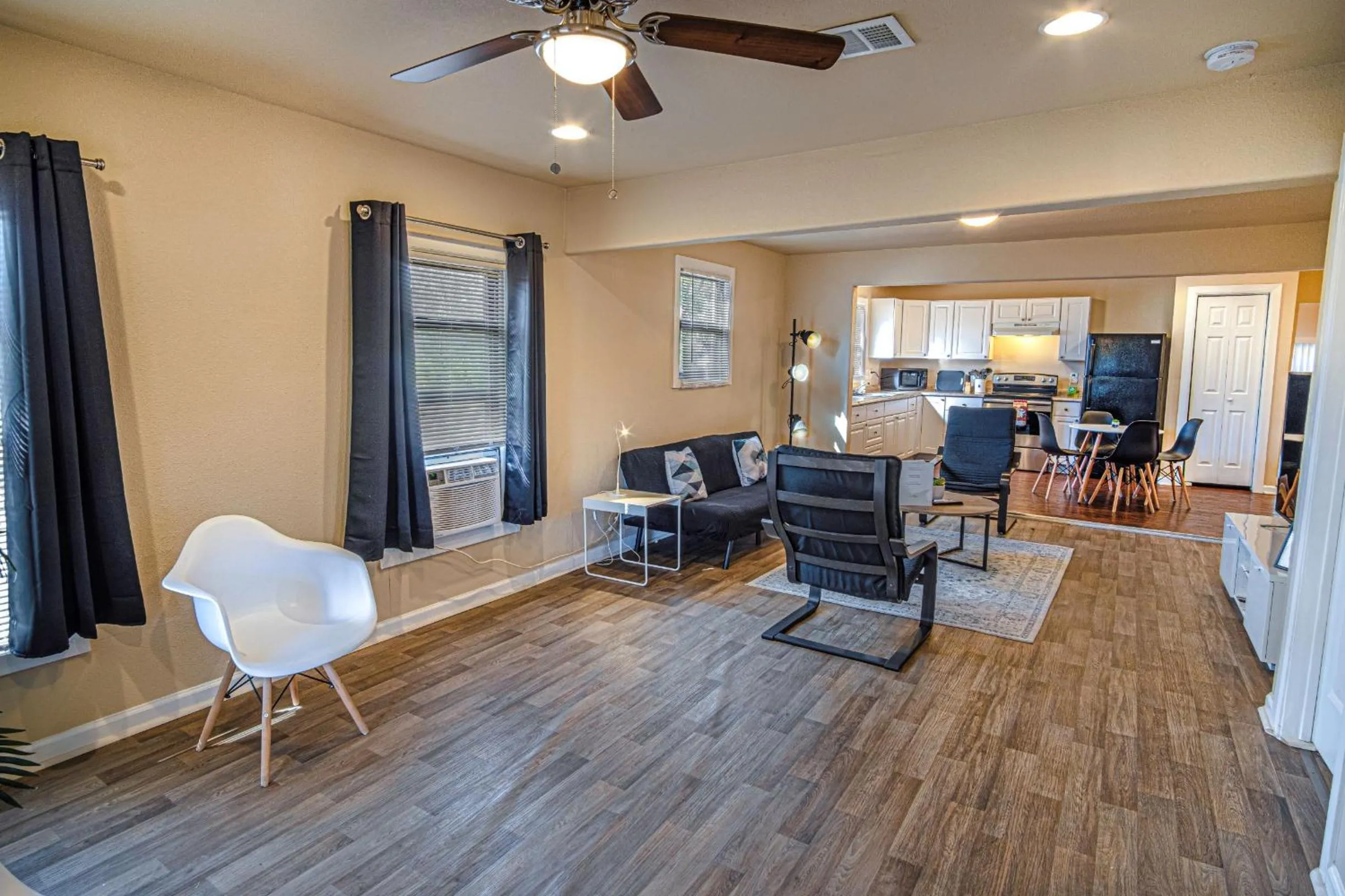 Living room in Nice 3B 2BA Near Downtown 2 Min AtandT Center