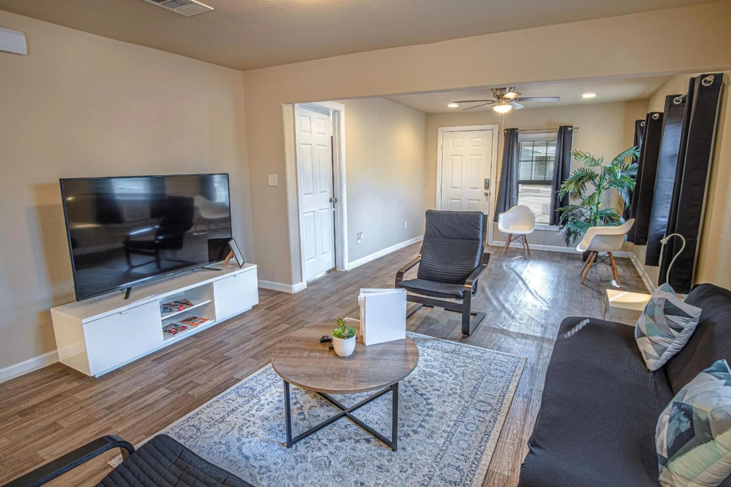 Living room in Nice 3B 2BA Near Downtown 2 Min AtandT Center