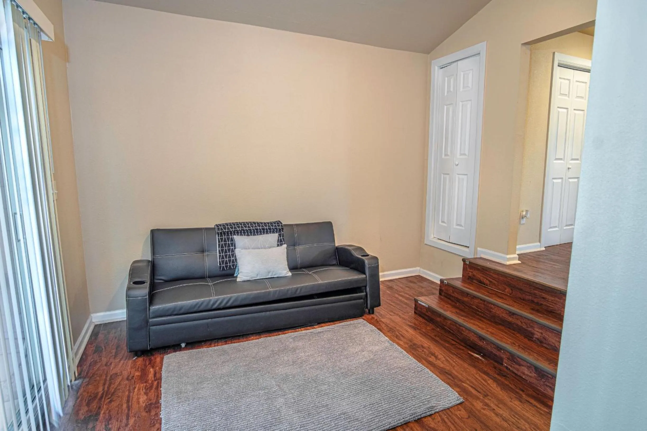 Seating area in Nice 3B 2BA Near Downtown 2 Min AtandT Center