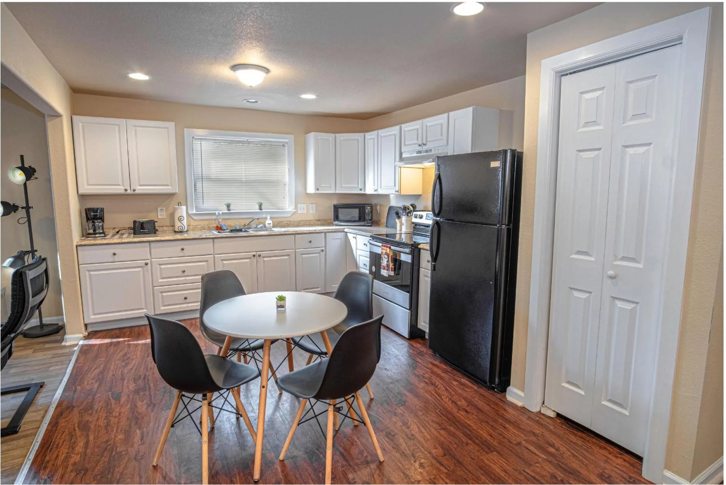 Kitchen or kitchenette in Nice 3B 2BA Near Downtown 2 Min AtandT Center