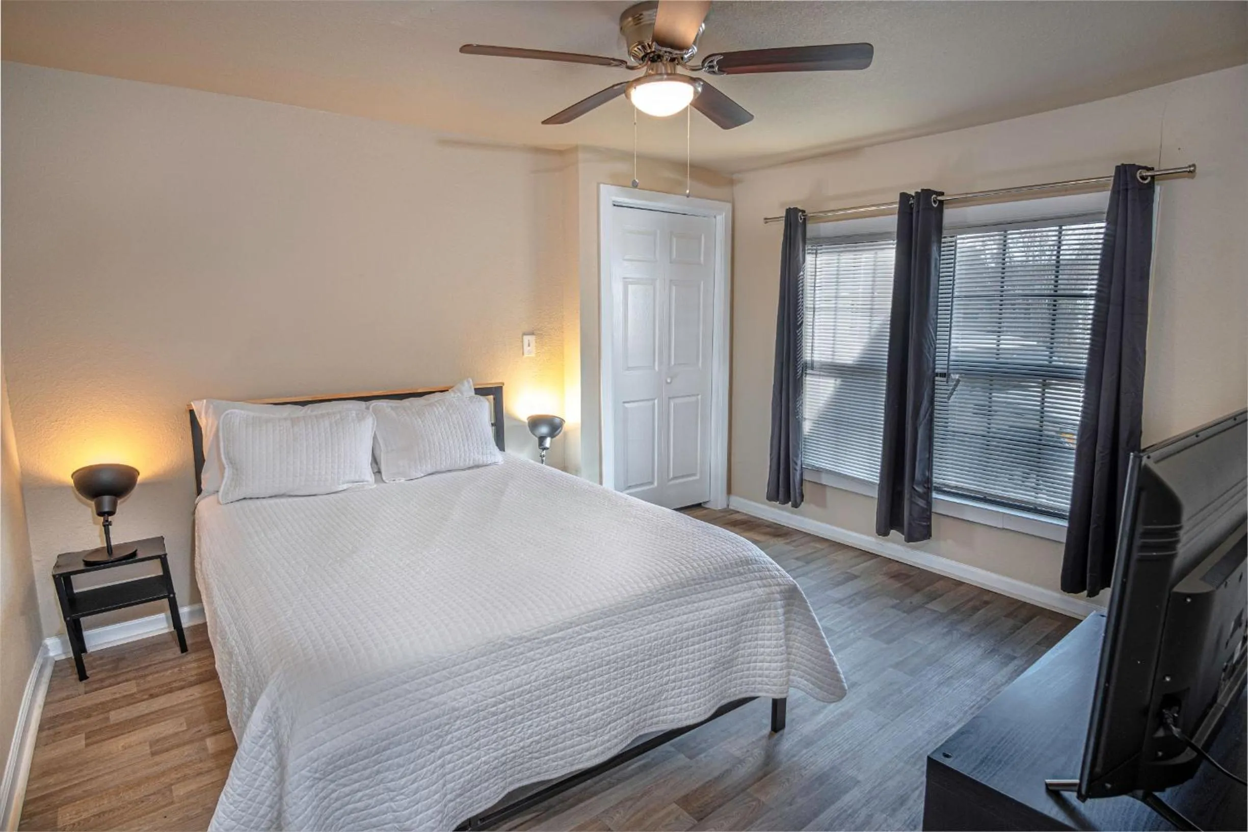 Bed in Nice 3B 2BA Near Downtown 2 Min AtandT Center