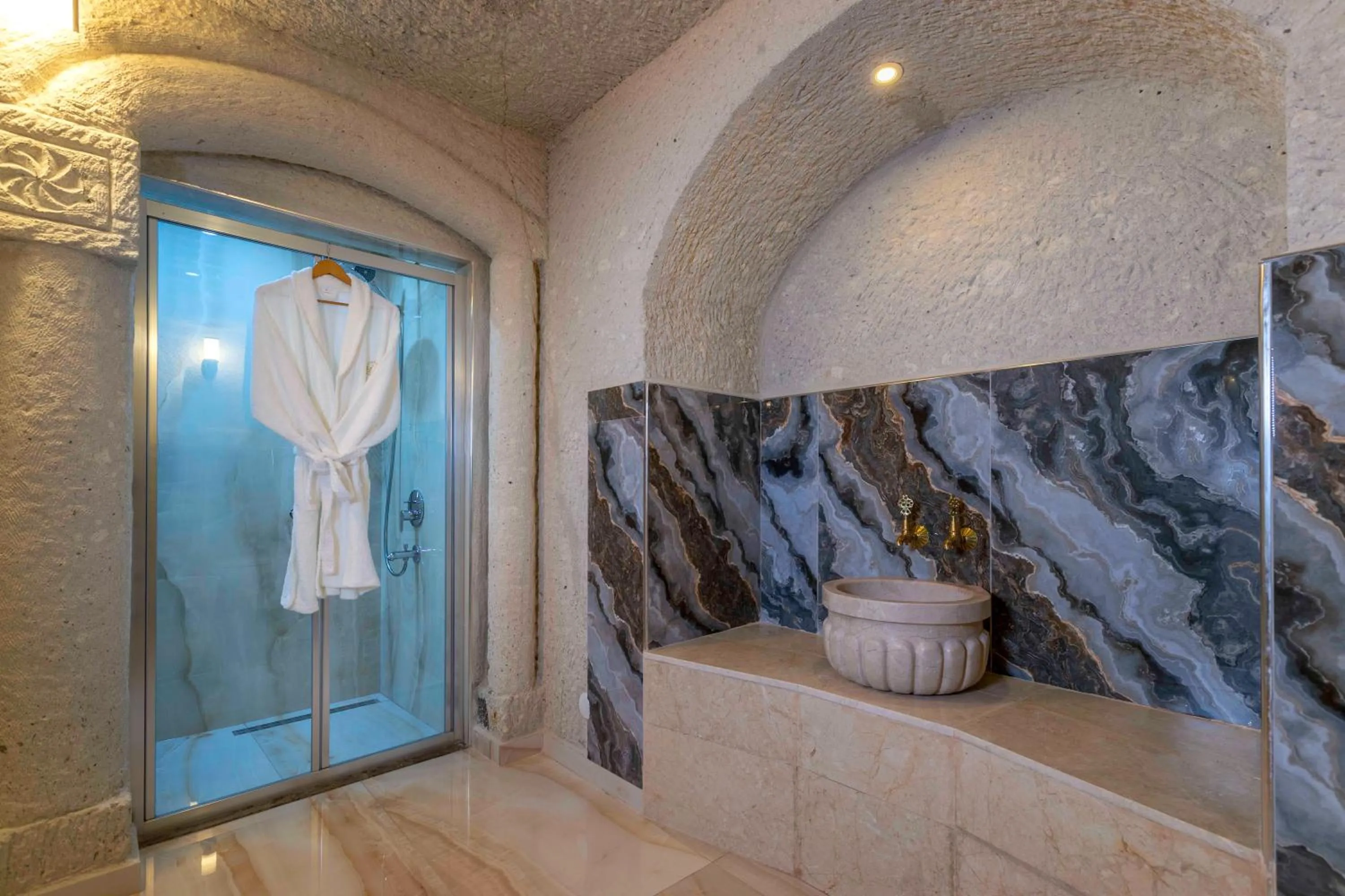 Bathroom in Helen Cave Suites