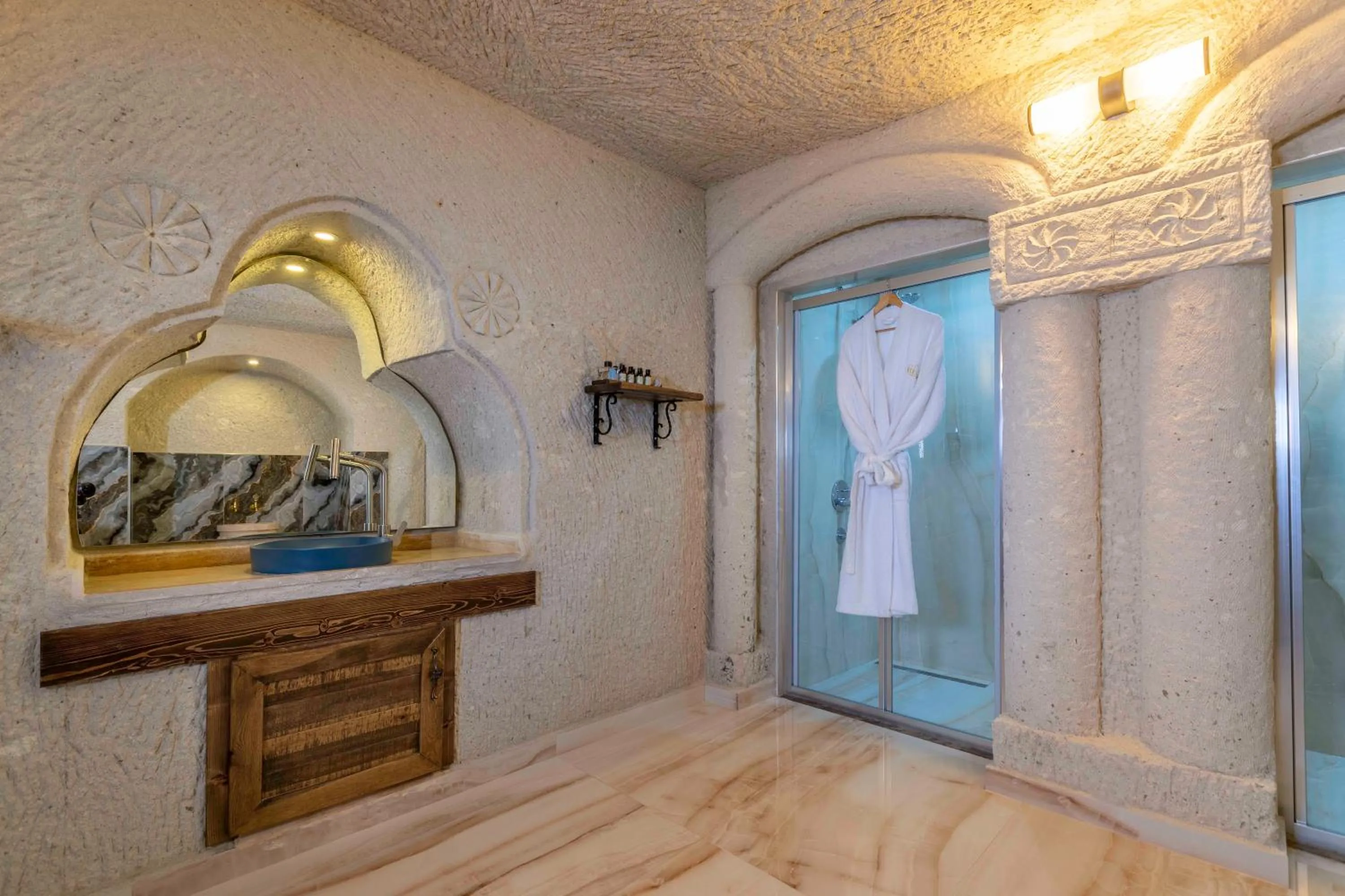 Bathroom in Helen Cave Suites