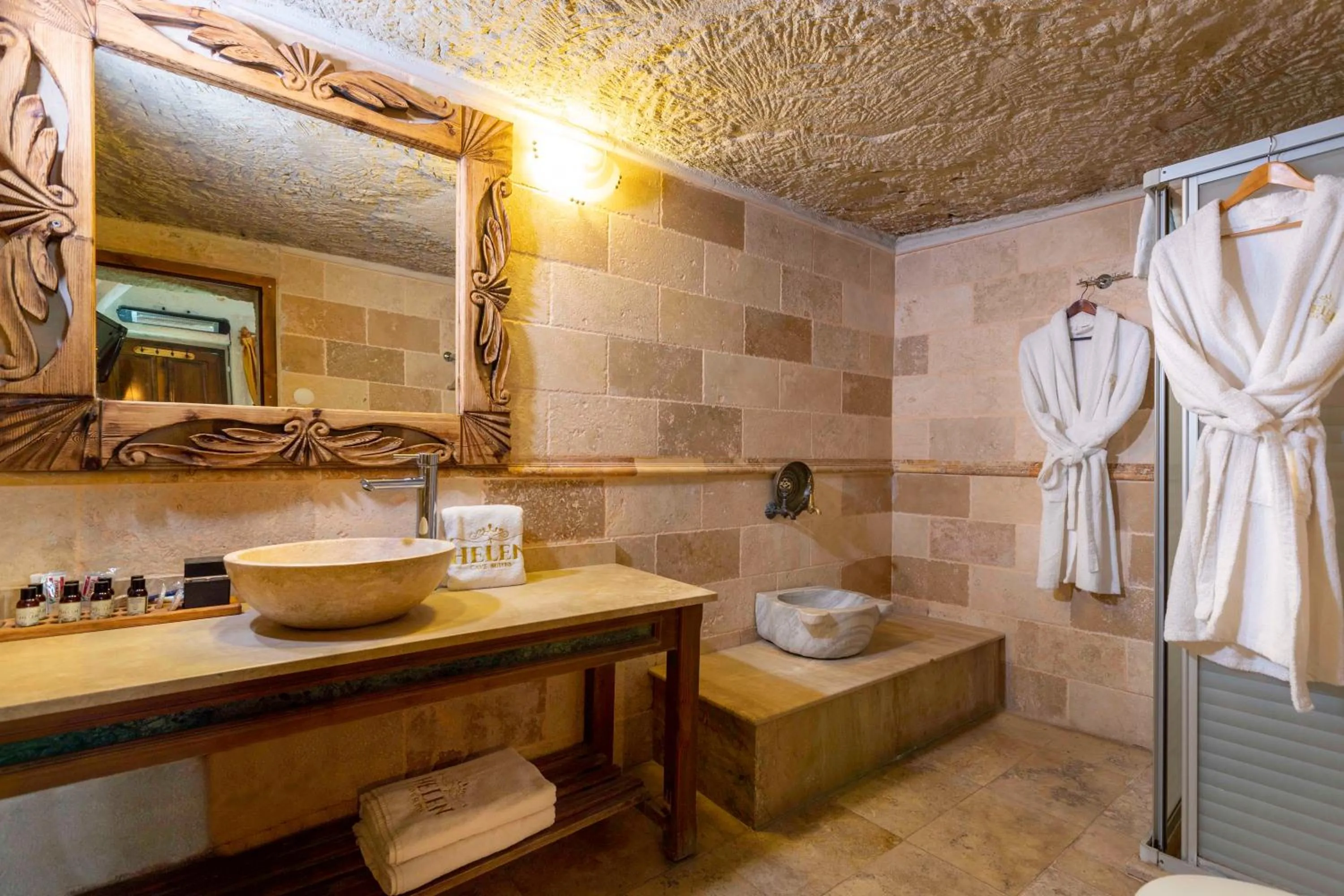 Bathroom in Helen Cave Suites