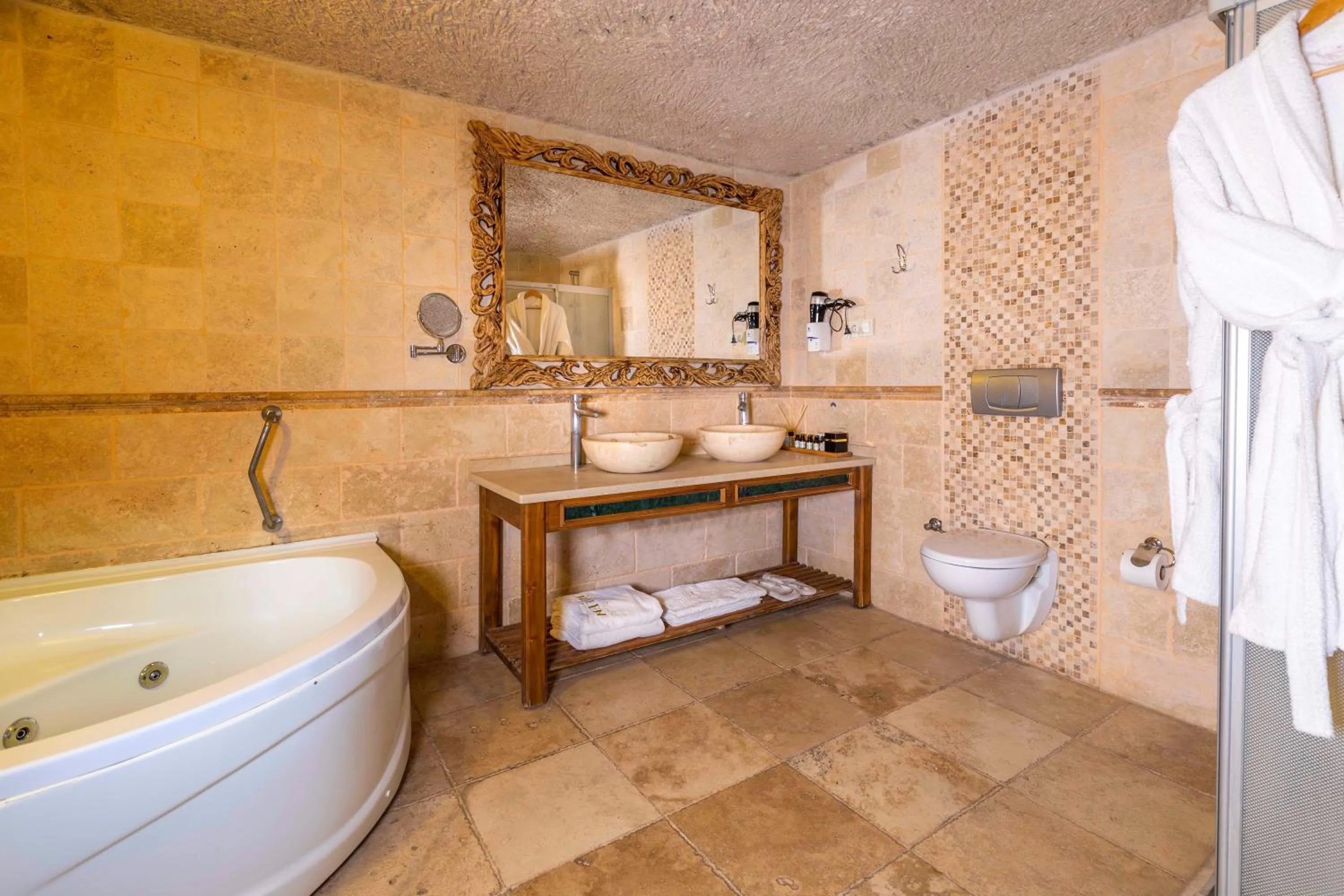 Bathroom in Helen Cave Suites