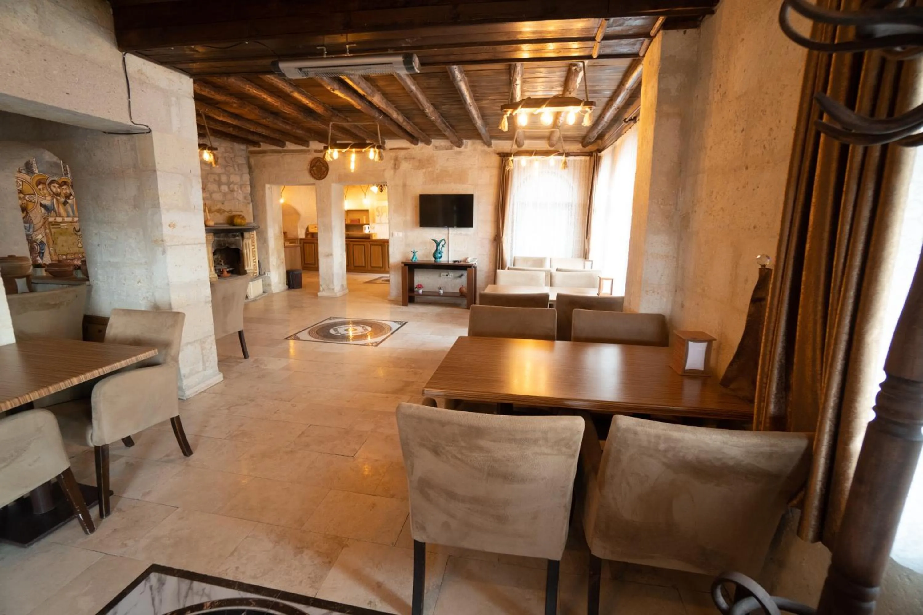 Restaurant/places to eat in Helen Cave Suites