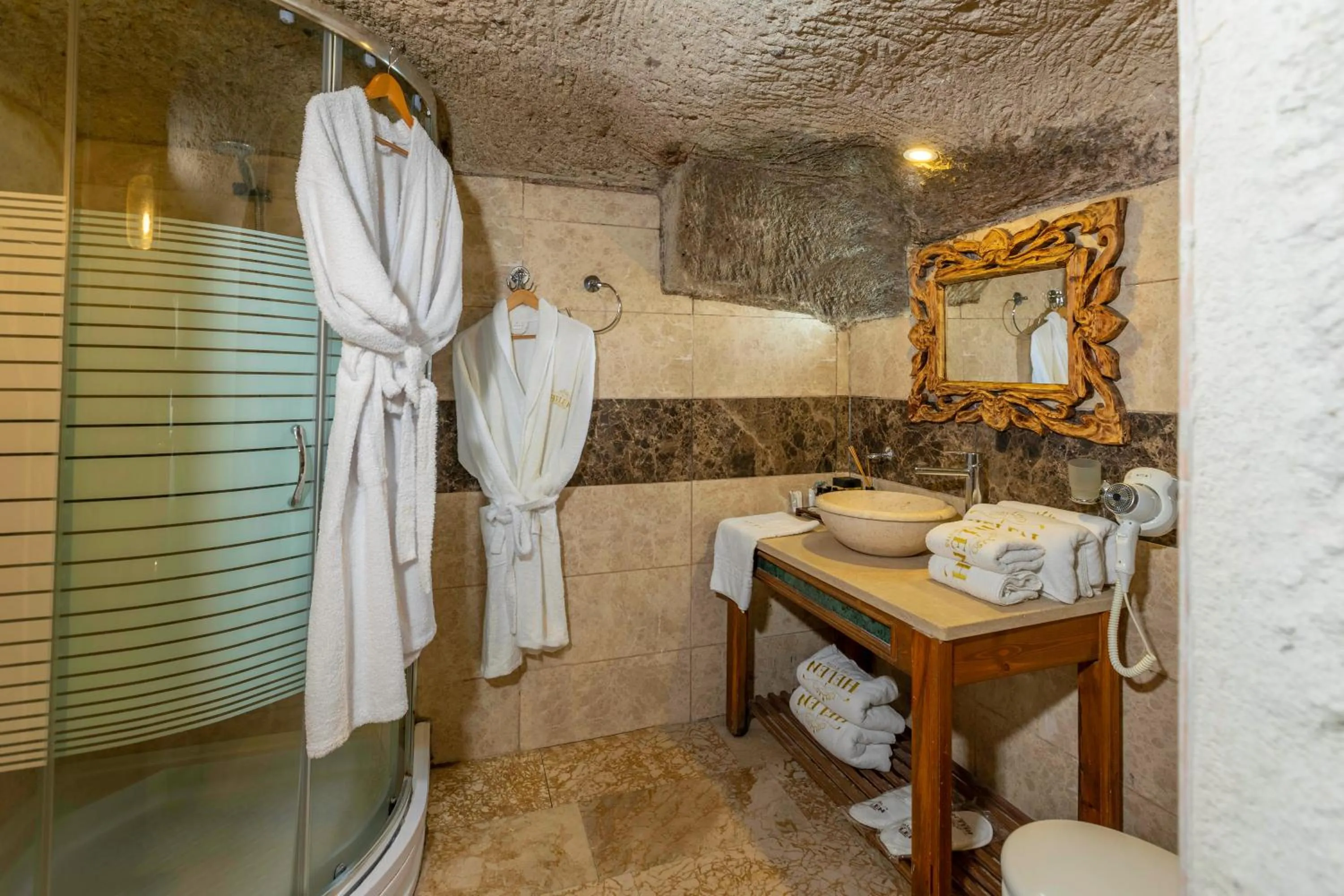 Bathroom in Helen Cave Suites