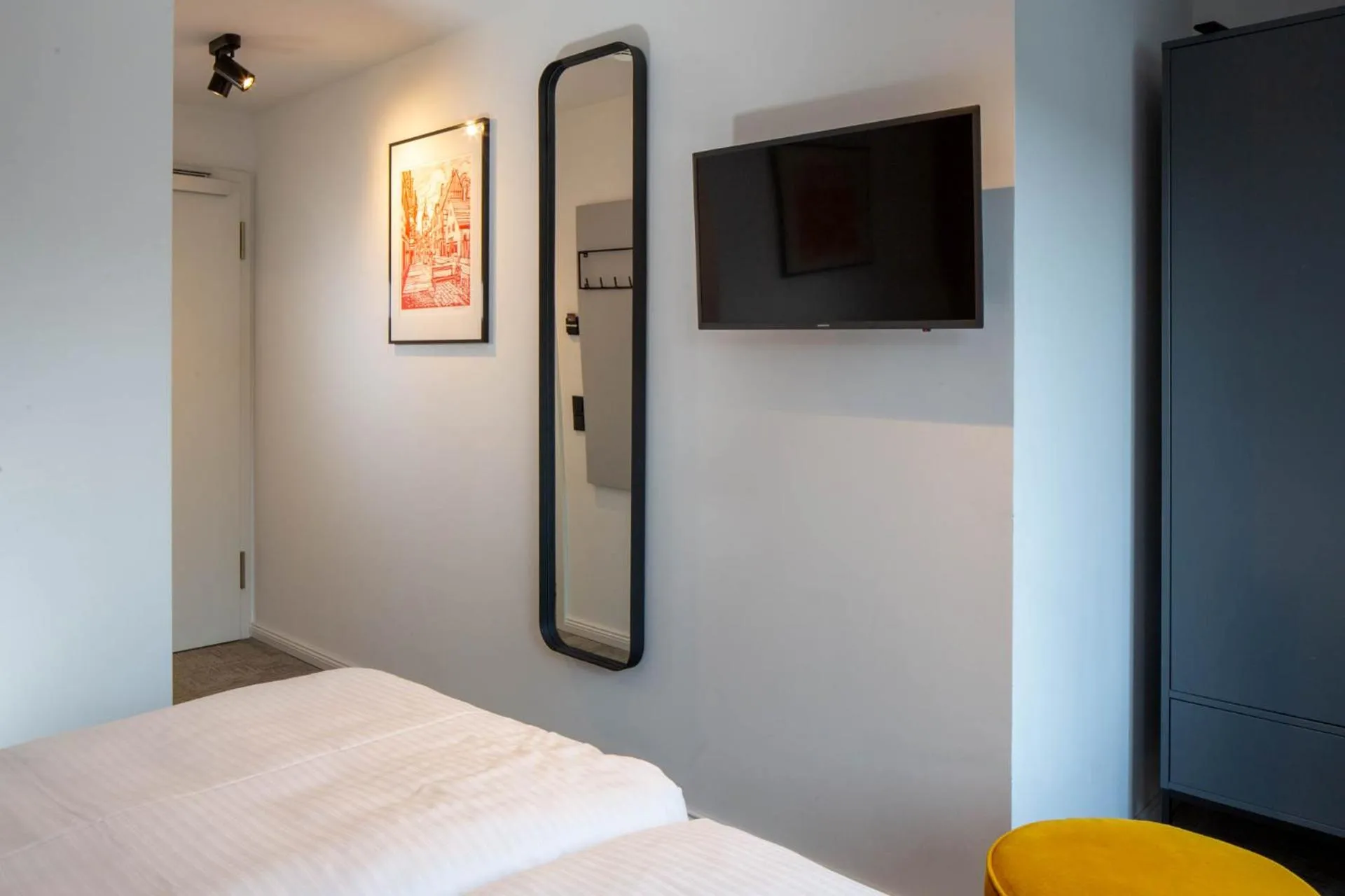 wardrobe, Bed in Wertschätzer Hotel - Krumme Str