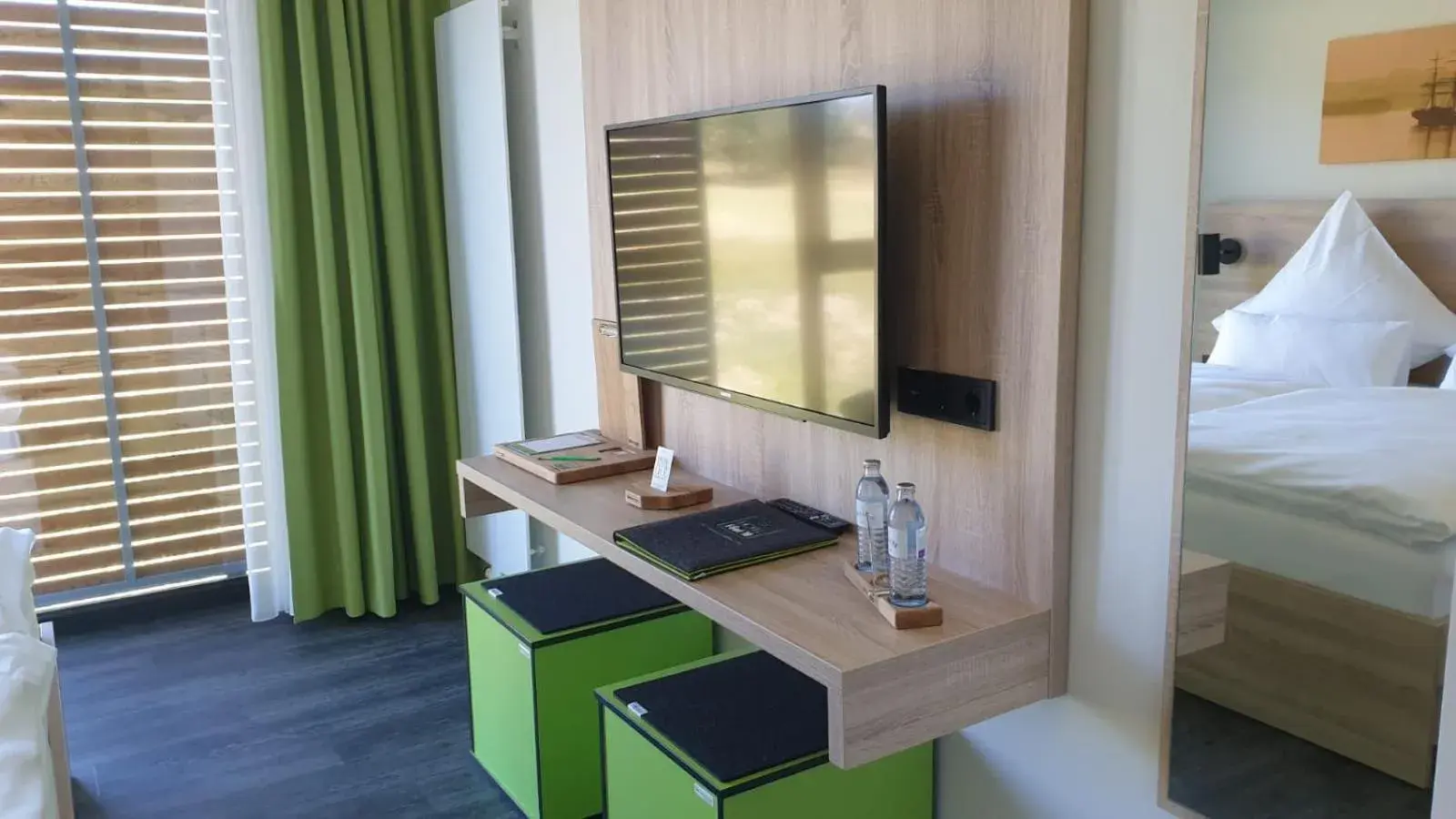 TV and multimedia, Bed in Hotel FÜNF10 TV and multimedia, Bed in Hotel FÜNF10