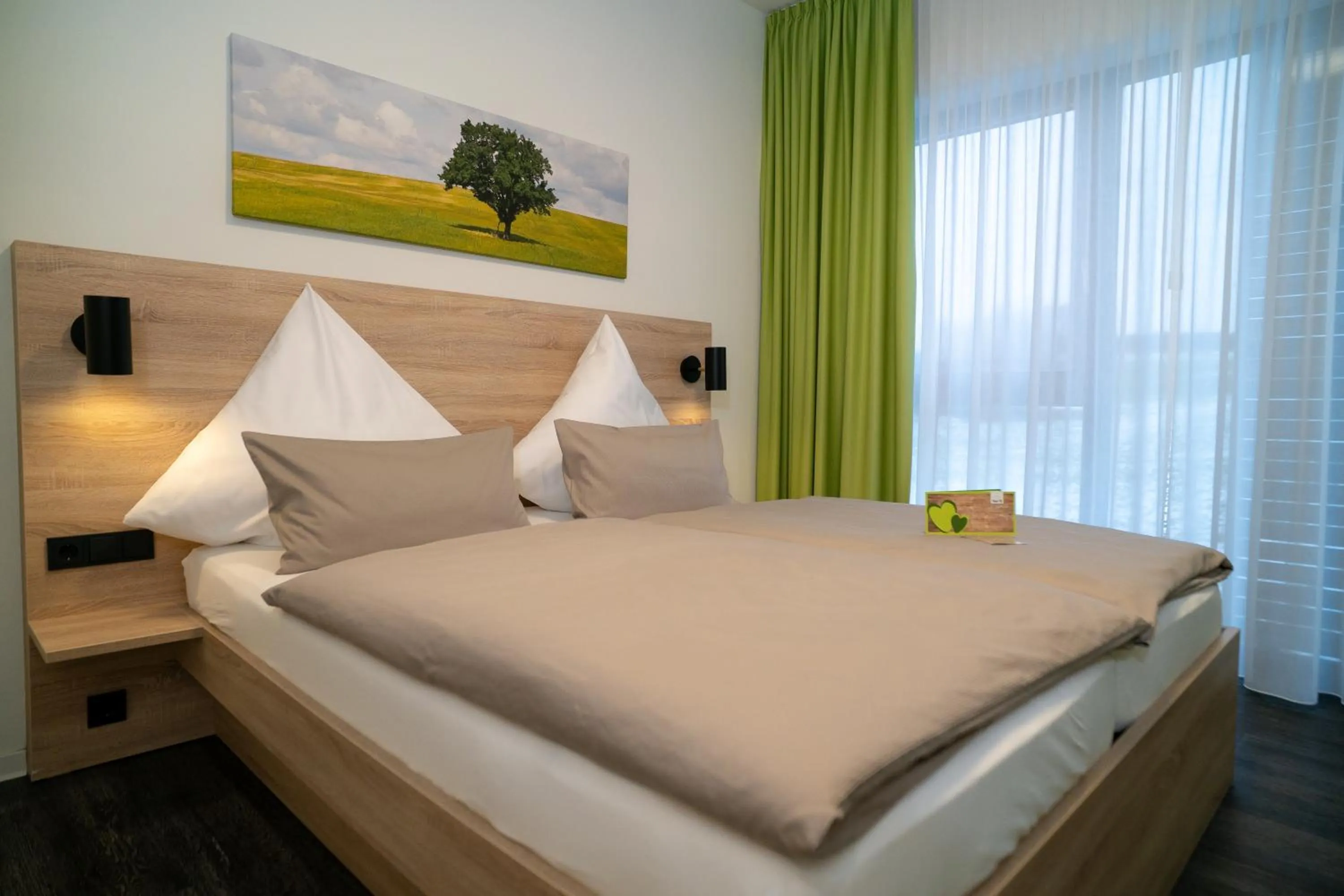 Photo of the whole room, Bed in Hotel FÜNF10