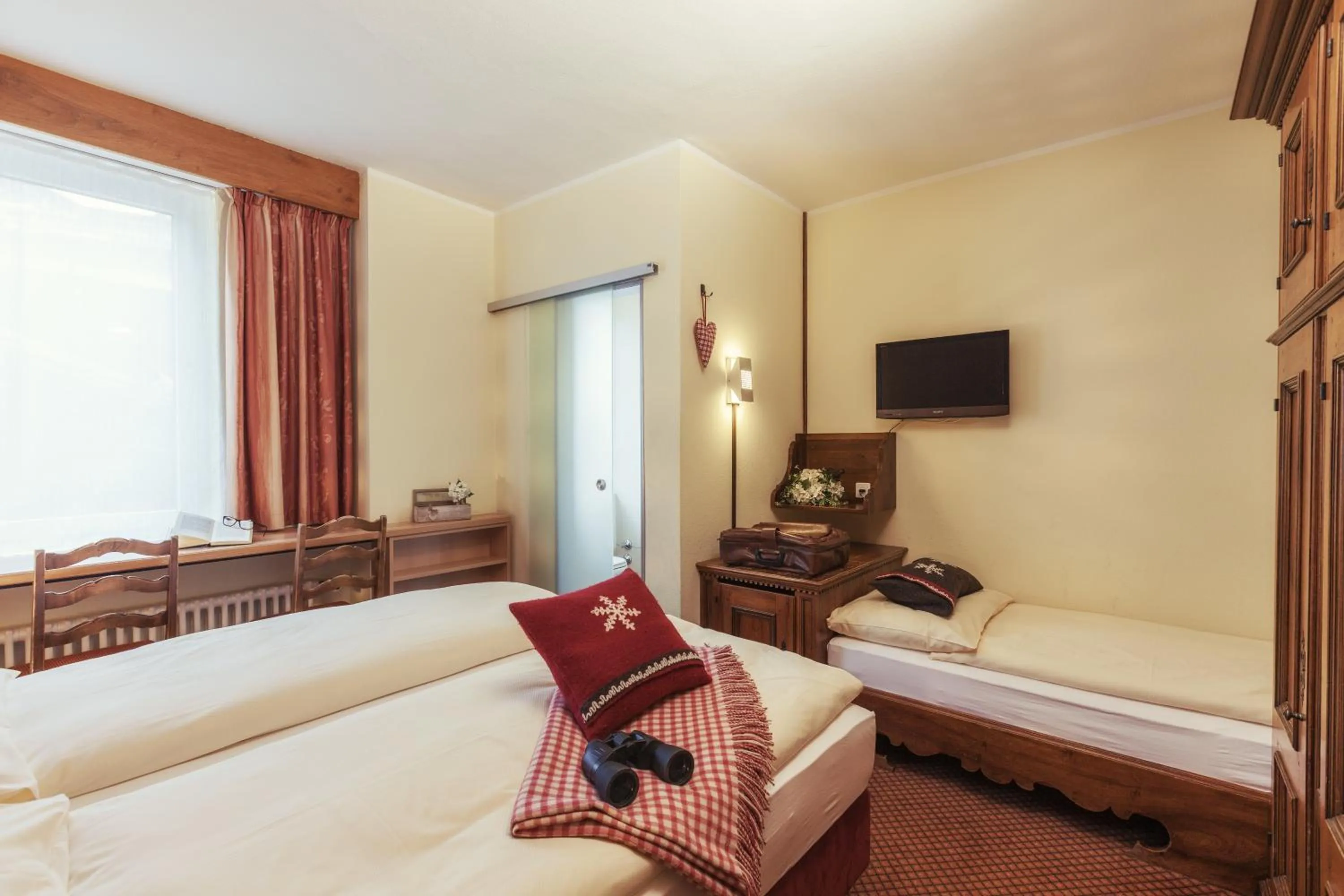 Photo of the whole room, Bed in Le Petit CHARME-INN