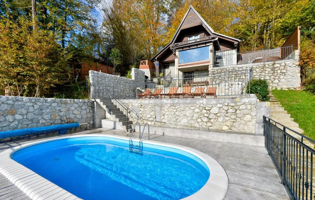 Four-Bedroom House in By Riverhill