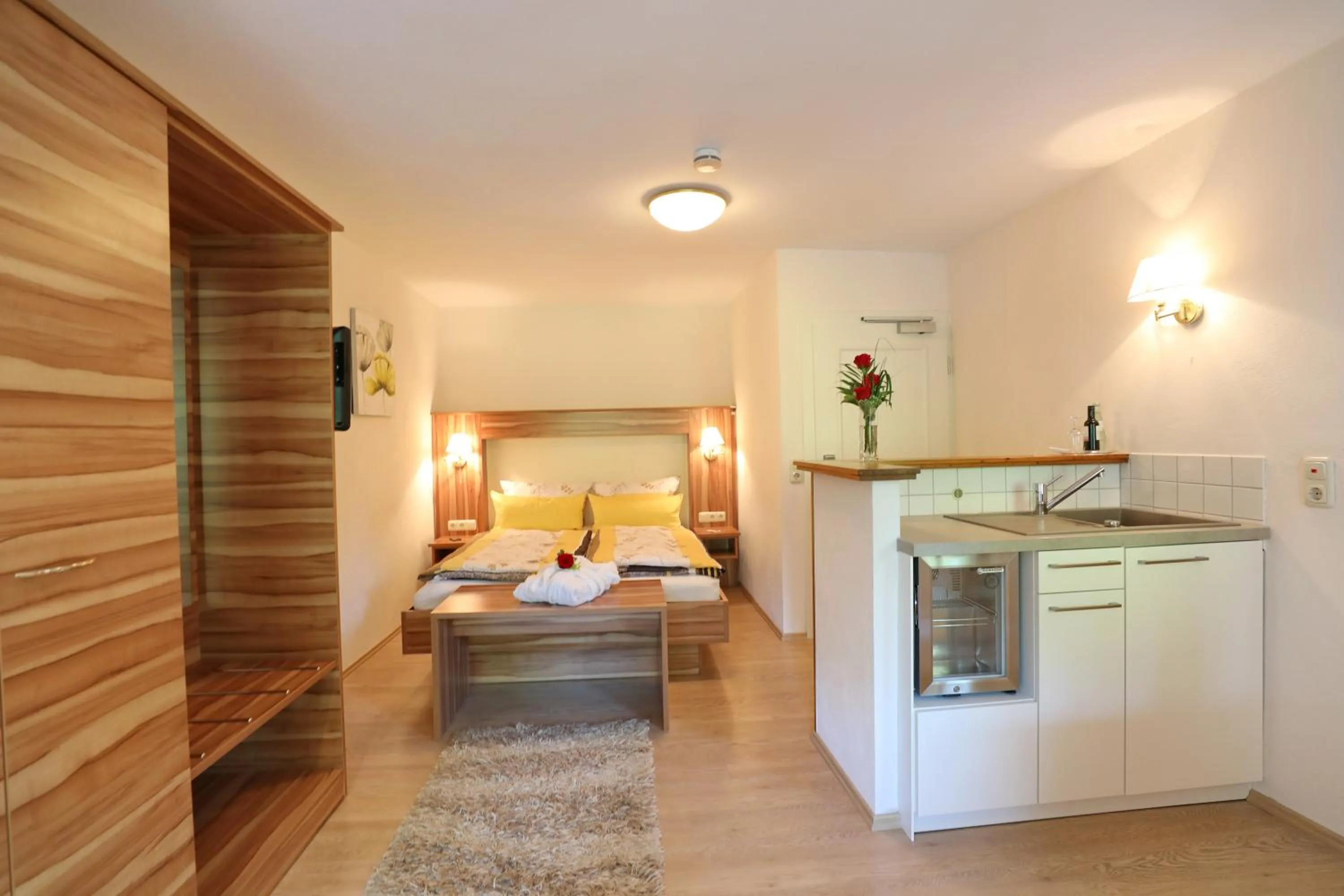 Kitchen or kitchenette, Bed in Landhotel Villa Moritz garni