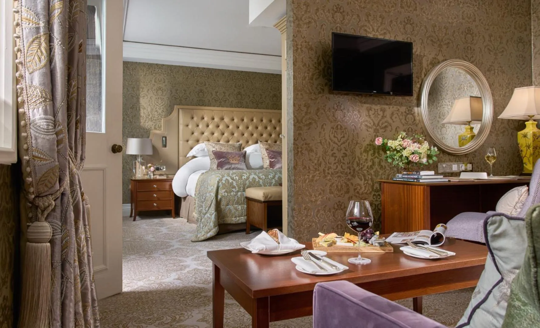 Photo of the whole room, Bed in Dromoland Castle