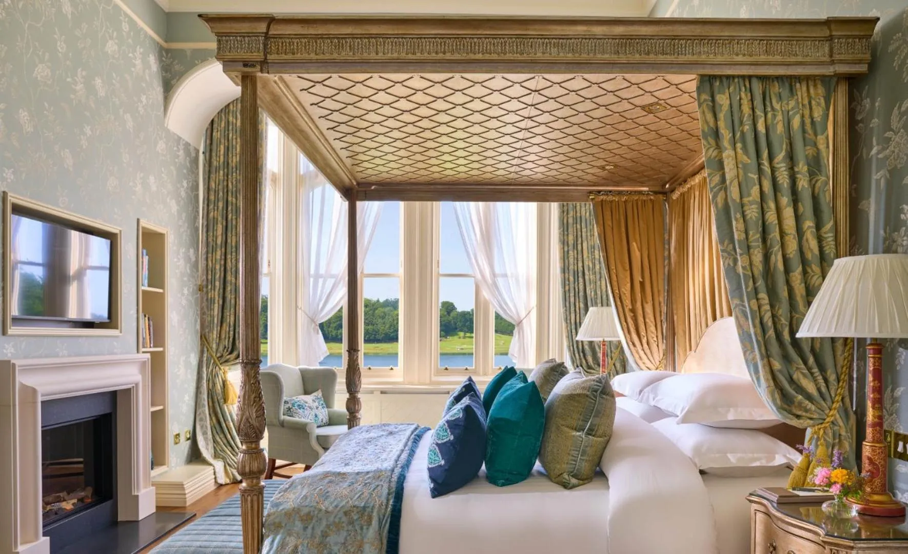 Bedroom, Bed in Dromoland Castle