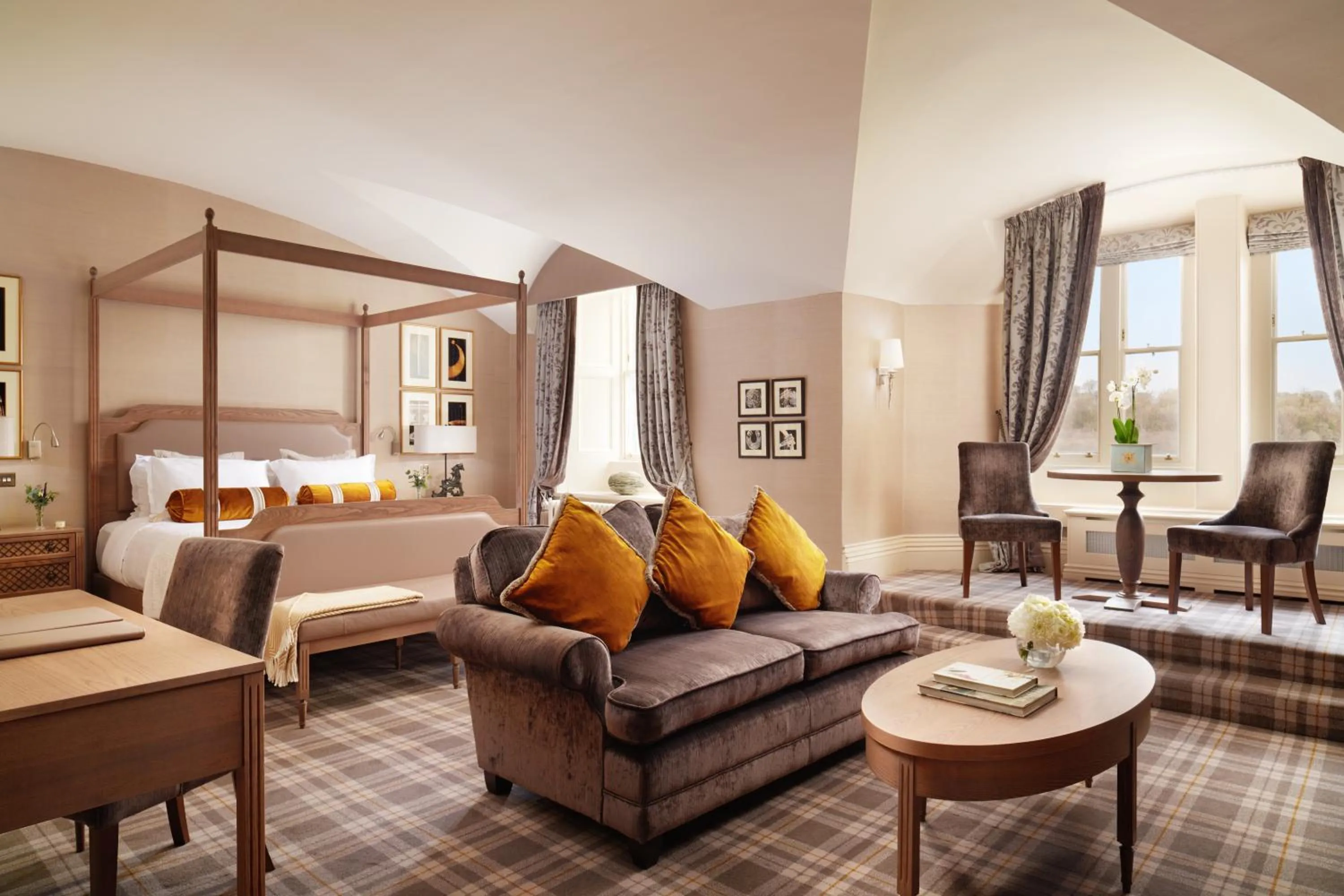 Photo of the whole room, Bed in Dromoland Castle