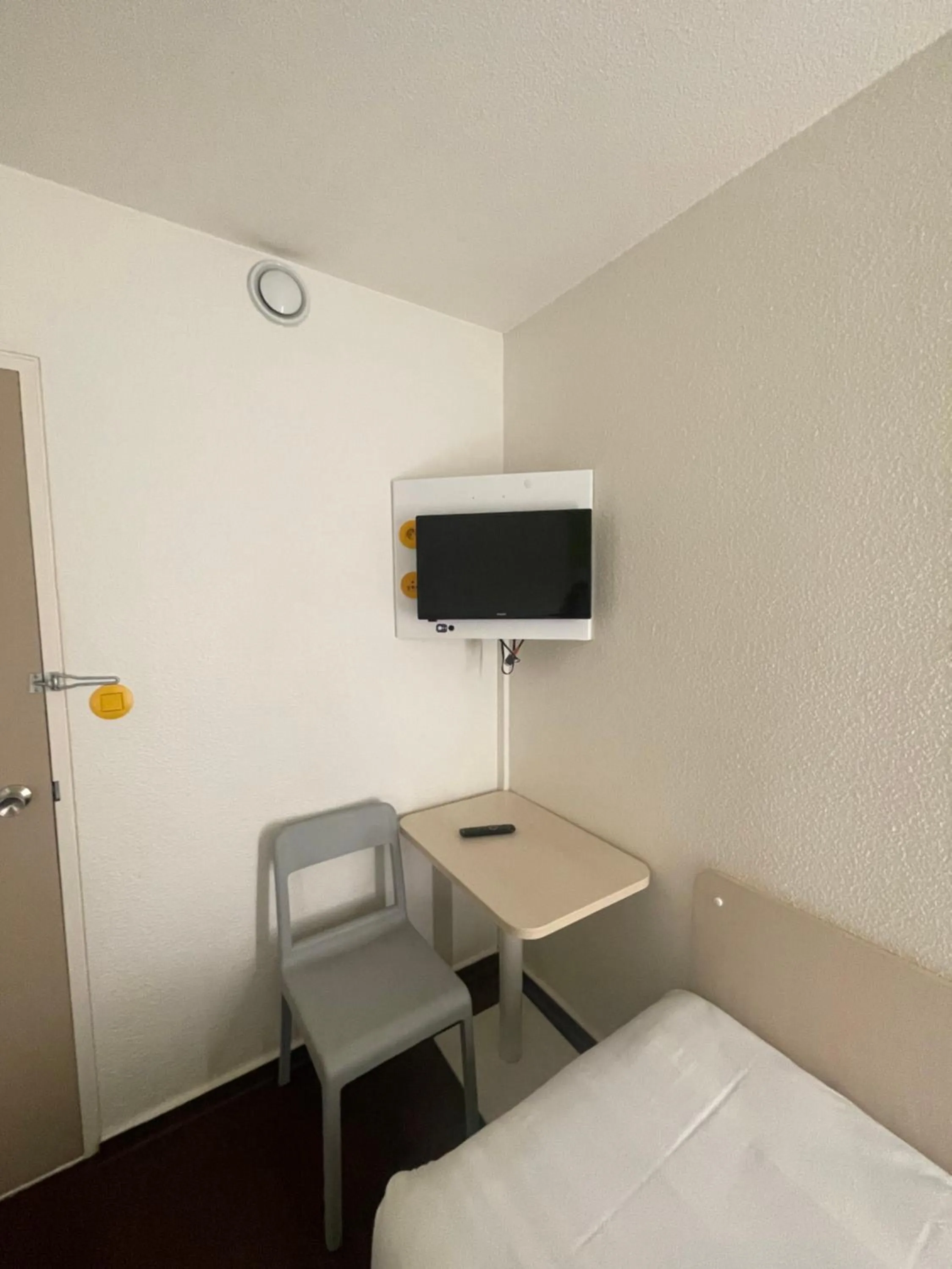 TV and multimedia, Bed in Unisotel Bollène A7 Ex-Hotel F1