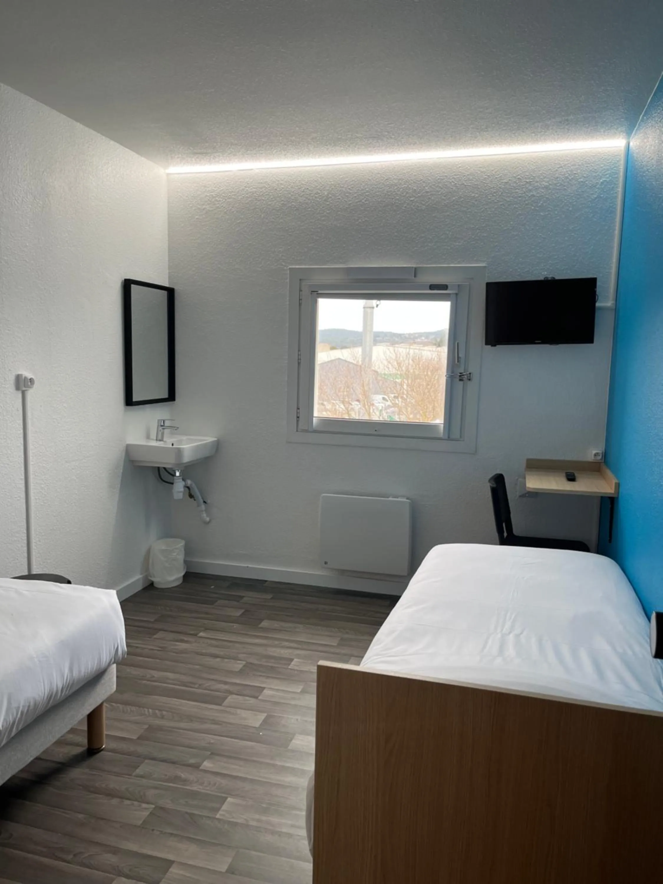 Bed in Unisotel Bollène A7 Ex-Hotel F1