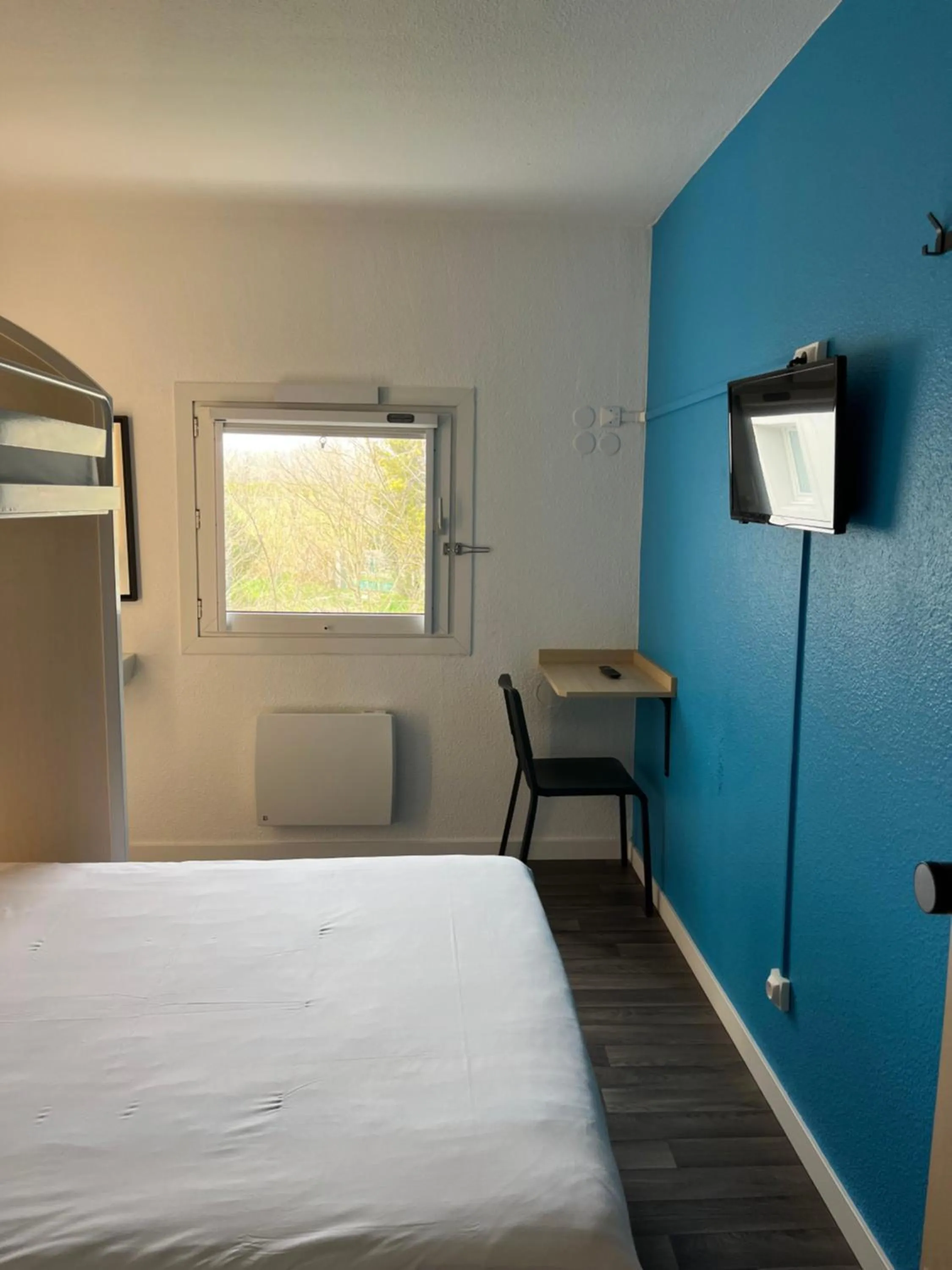 Bed in Unisotel Bollène A7 Ex-Hotel F1