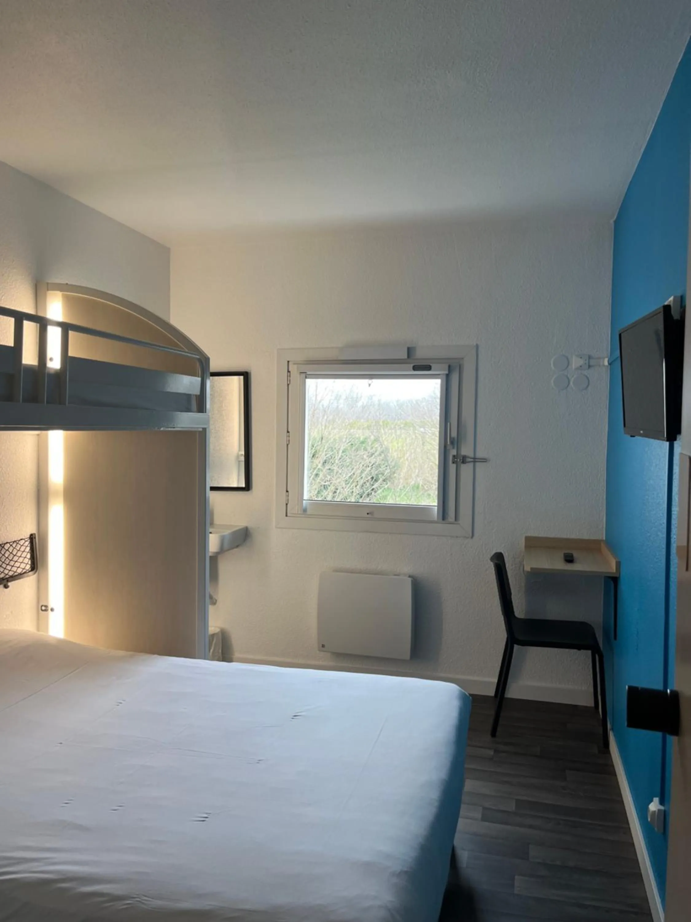 Bed in Unisotel Bollène A7 Ex-Hotel F1